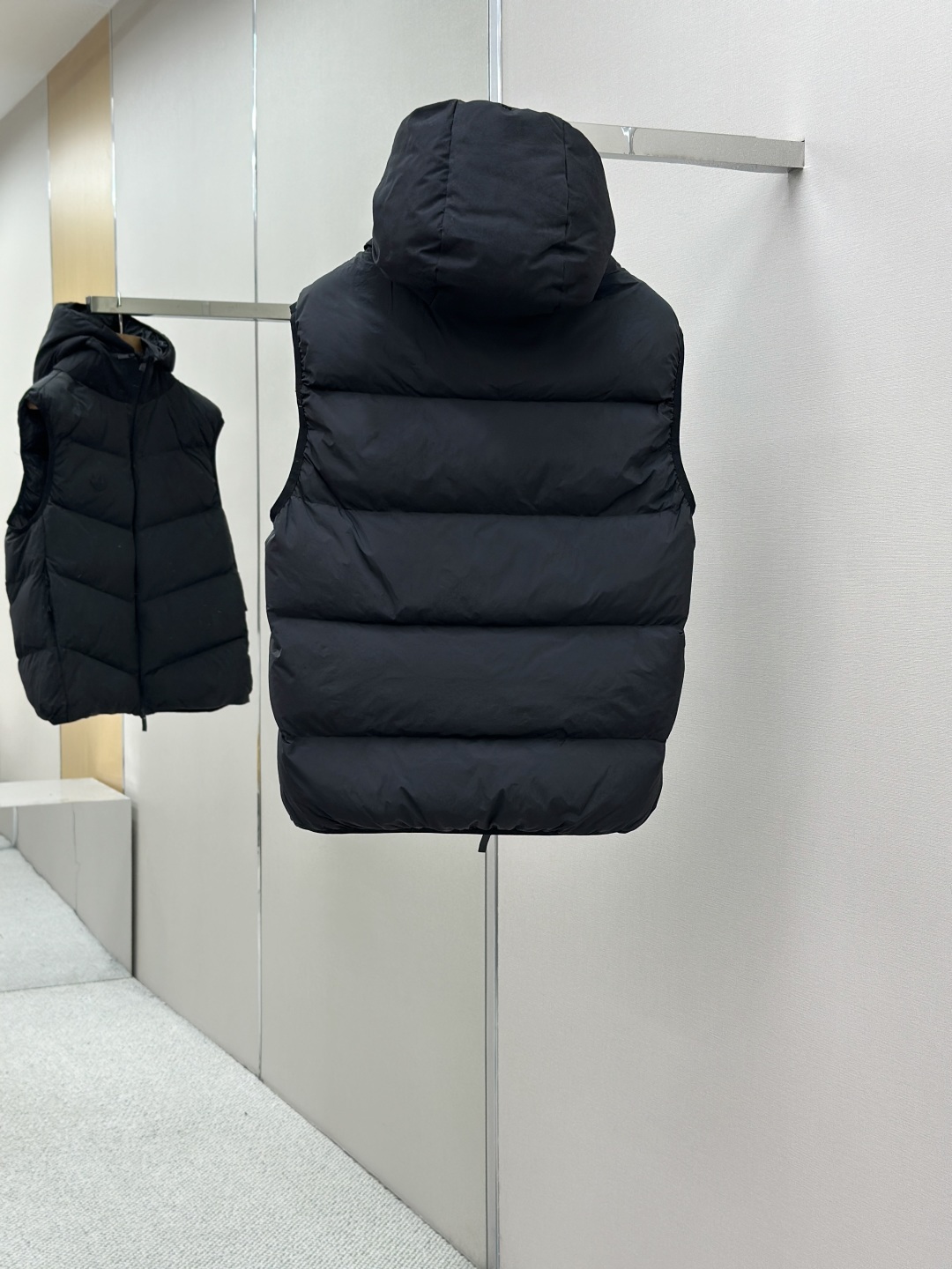 MONCLER 몽클레어 몽클레르 장식 후드 다운 베스트 패딩 조끼 의류