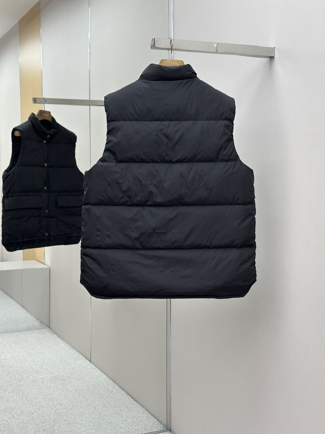 PRADA 프라다 삼각 로고 나일론 다운 베스트 패딩 조끼 의류