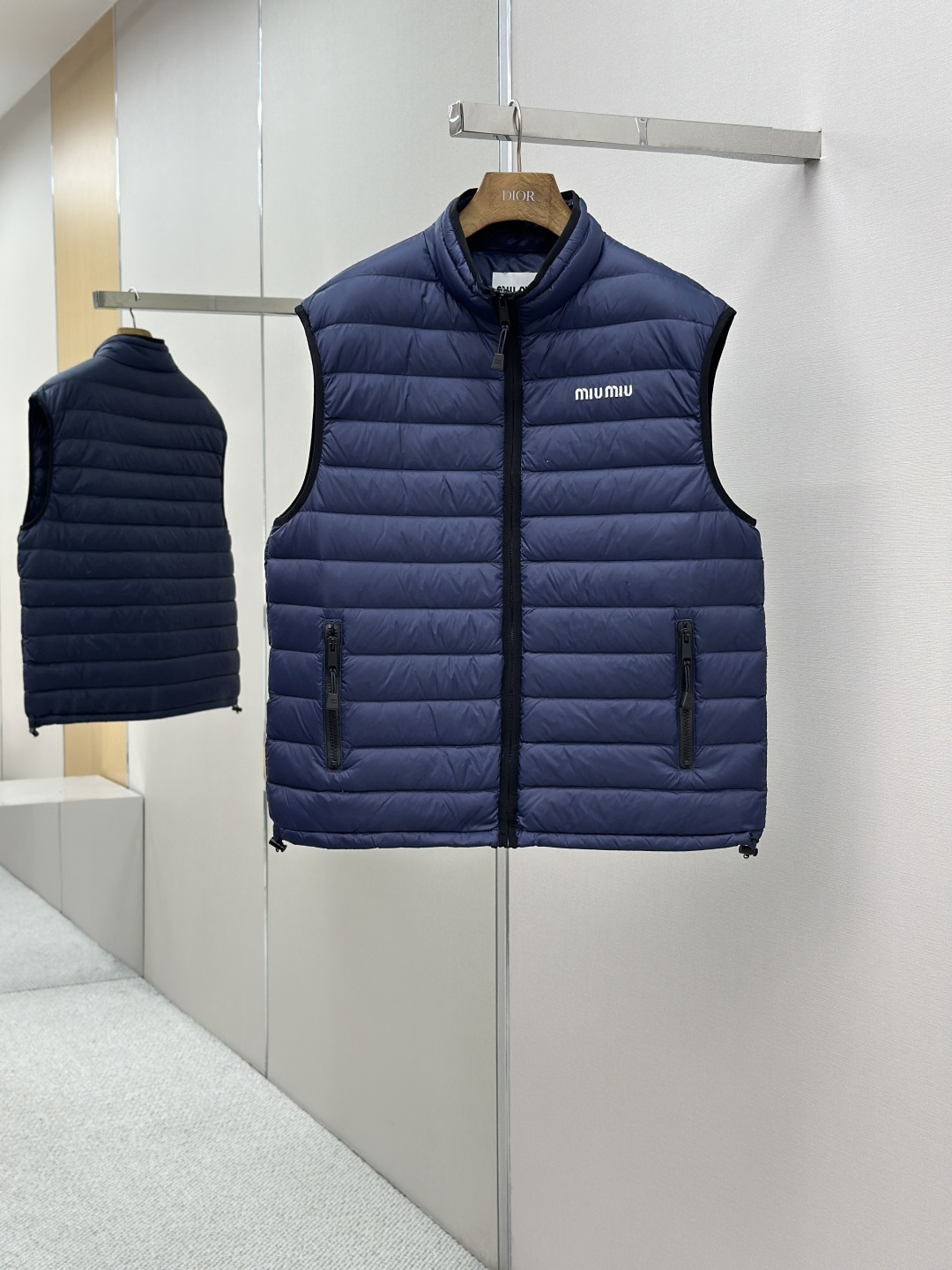 MIUMIU 미우미우 자수 장식 다운 베스트 패딩 조끼 의류