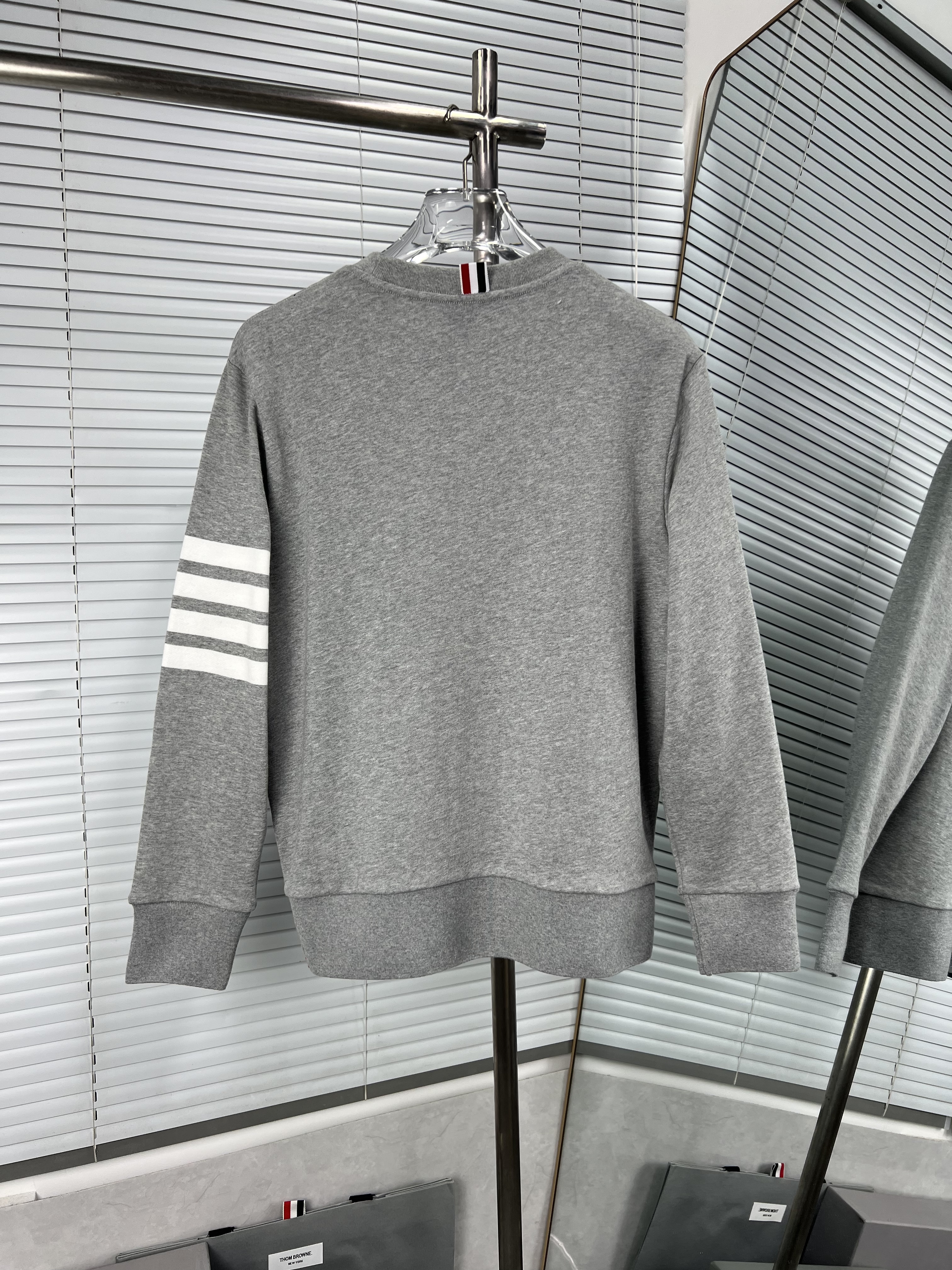 THOM BROWNE TB 자수 긴팔 맨투맨 티셔츠 의류