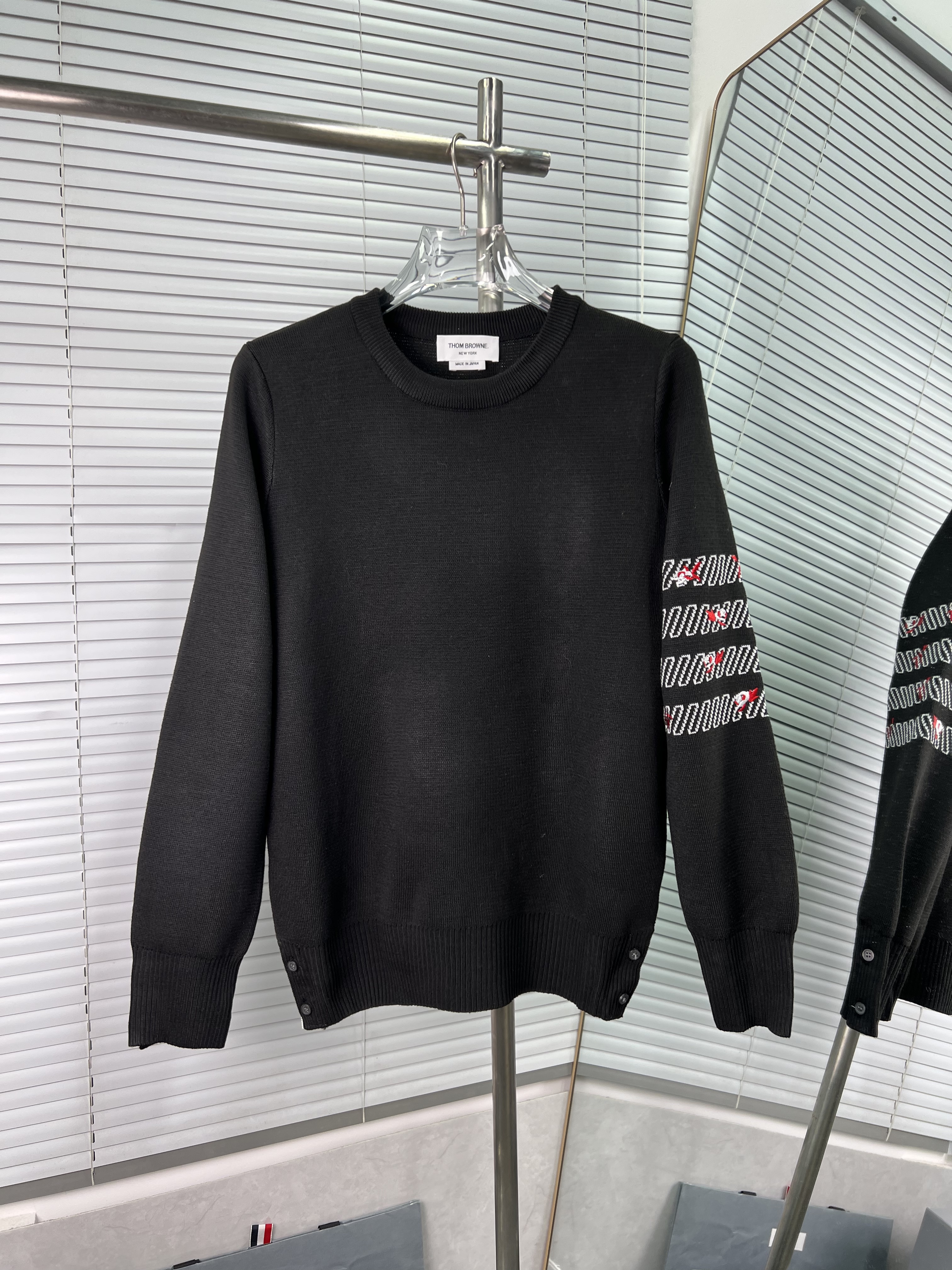 THOM BROWNE TB 톰브라운 자수 4선 긴팔 니트 의류