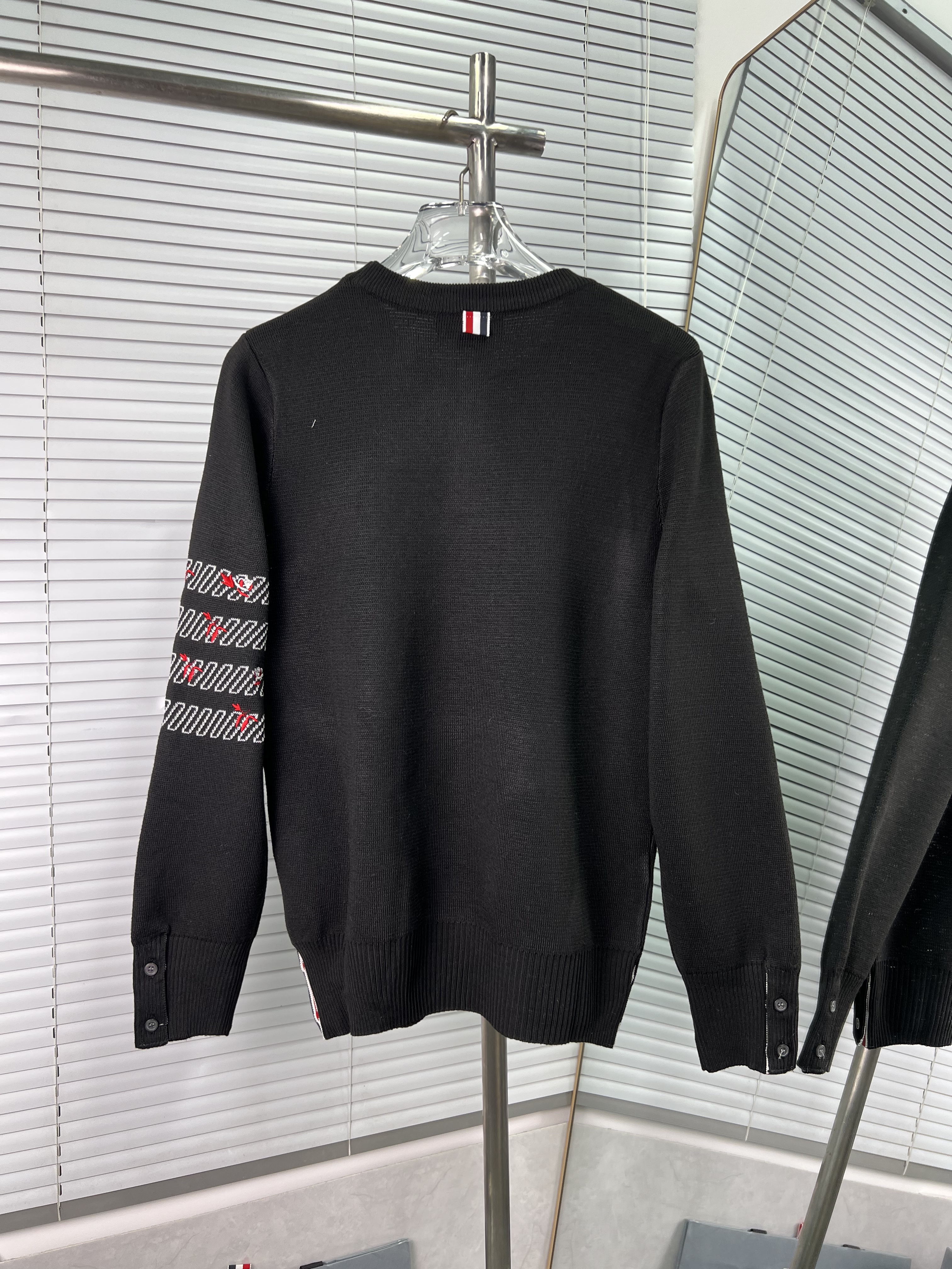 THOM BROWNE TB 톰브라운 자수 4선 긴팔 니트 의류