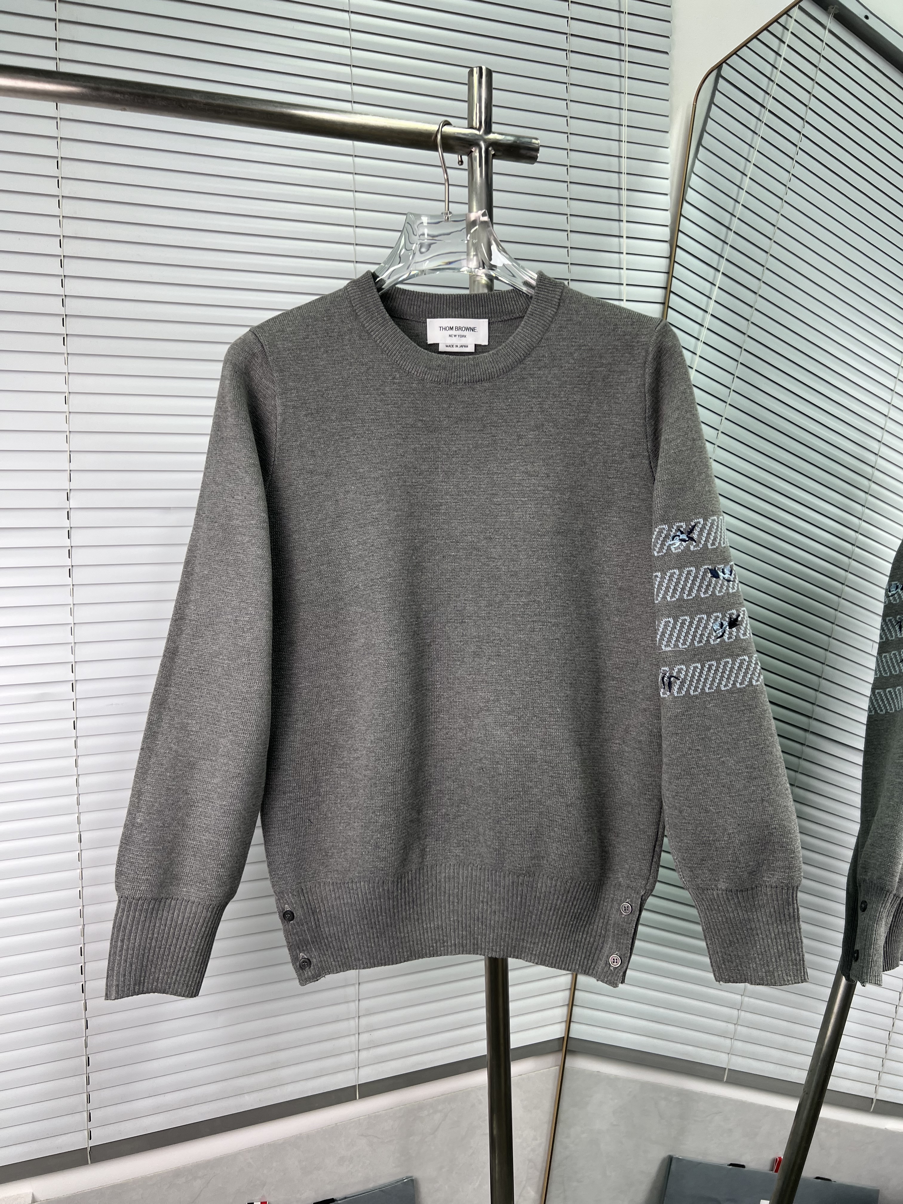 THOM BROWNE TB 톰브라운 자수 4선 긴팔 니트 의류