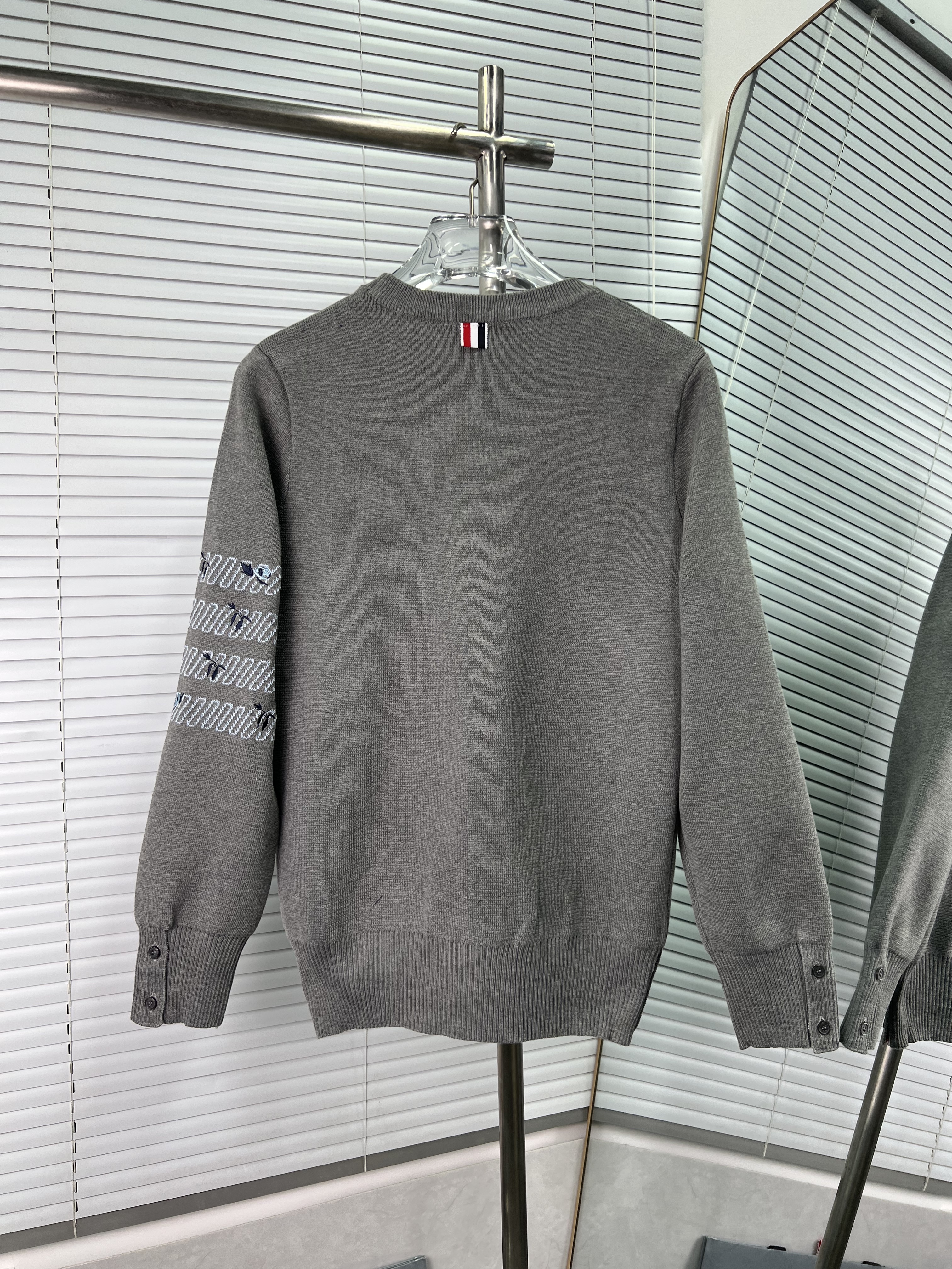 THOM BROWNE TB 톰브라운 자수 4선 긴팔 니트 의류