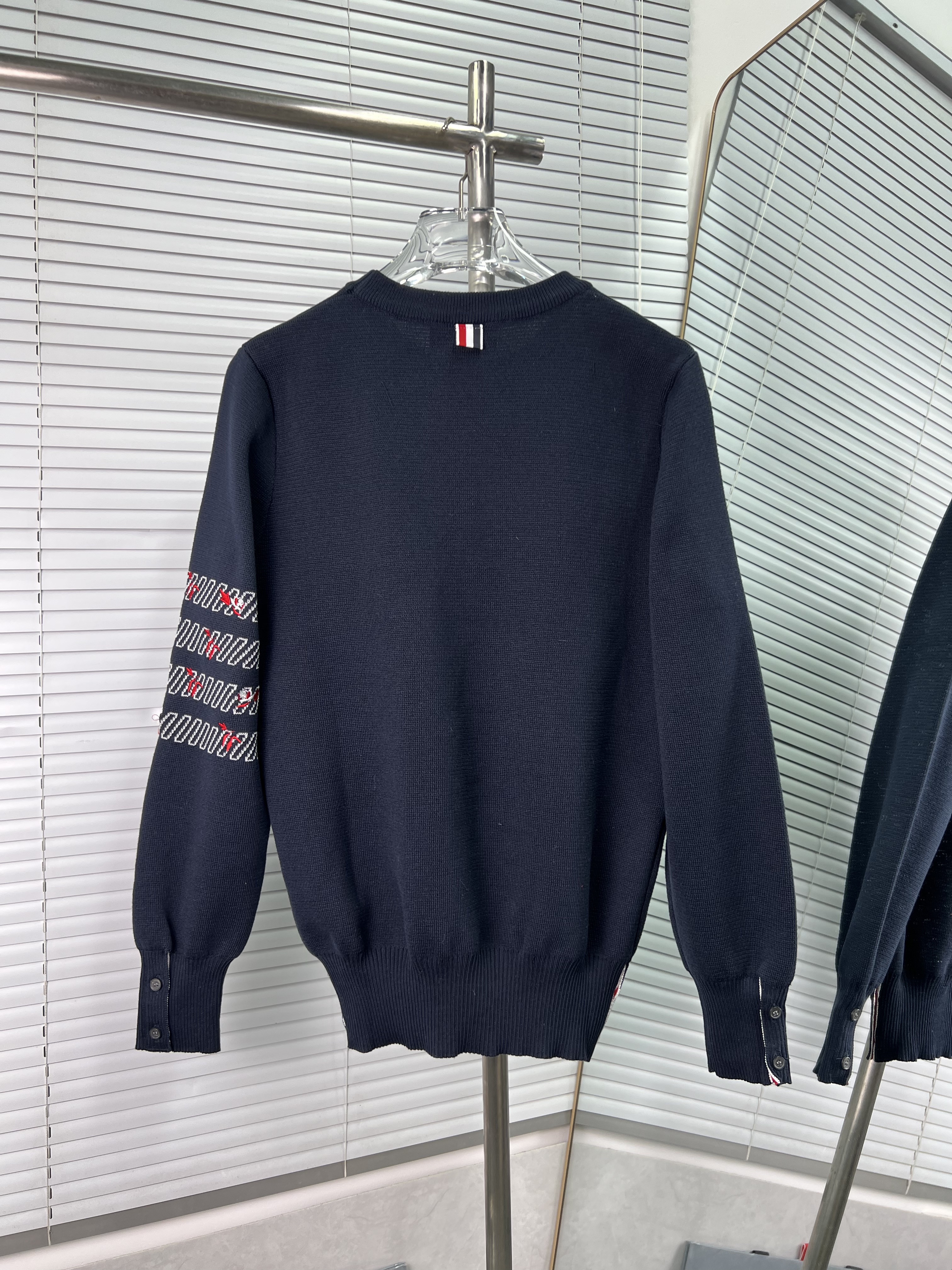 THOM BROWNE TB 톰브라운 자수 4선 긴팔 니트 의류