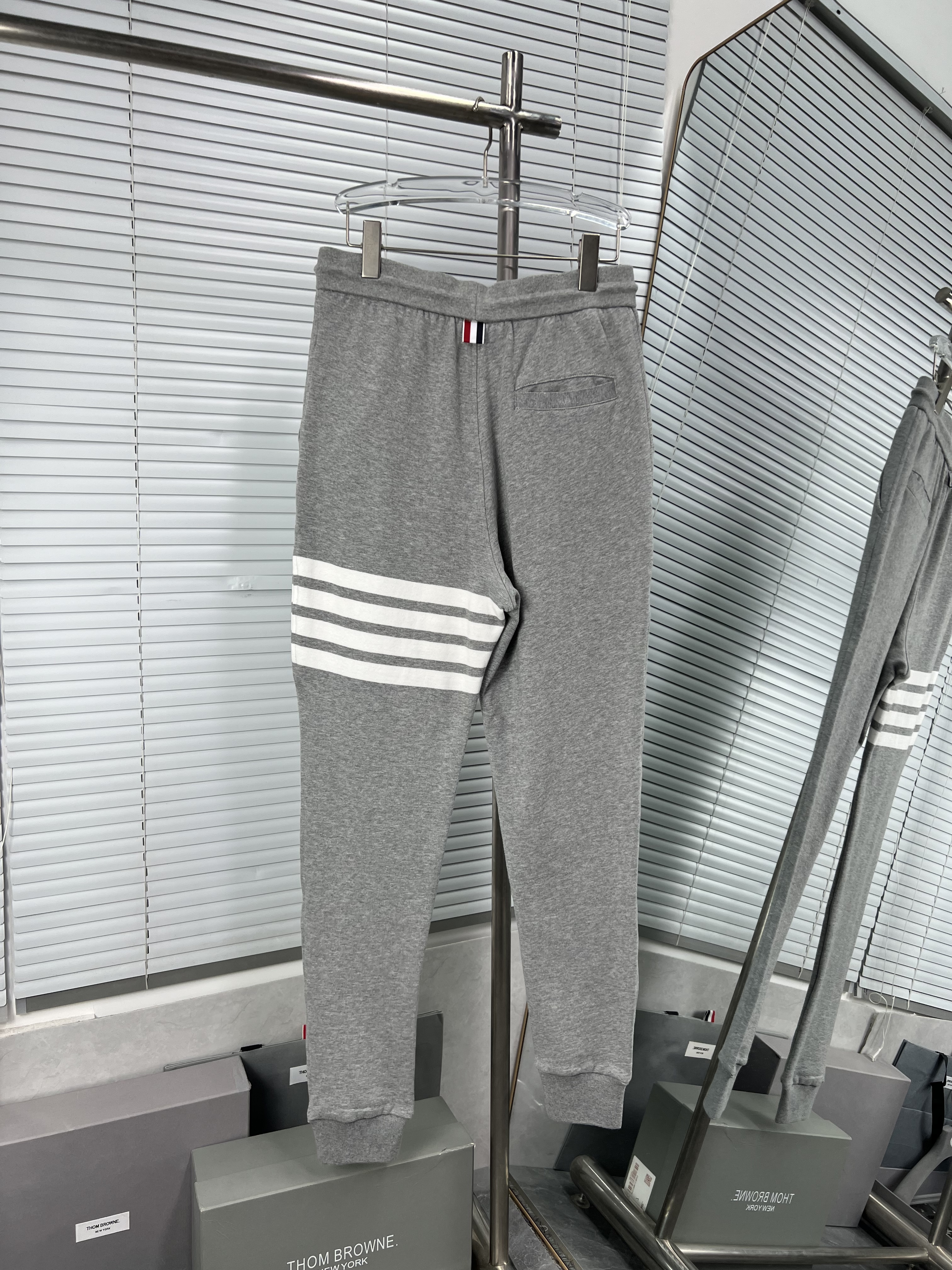 THOM BROWNE TB 톰브라운 자수 팬츠 바지 의류