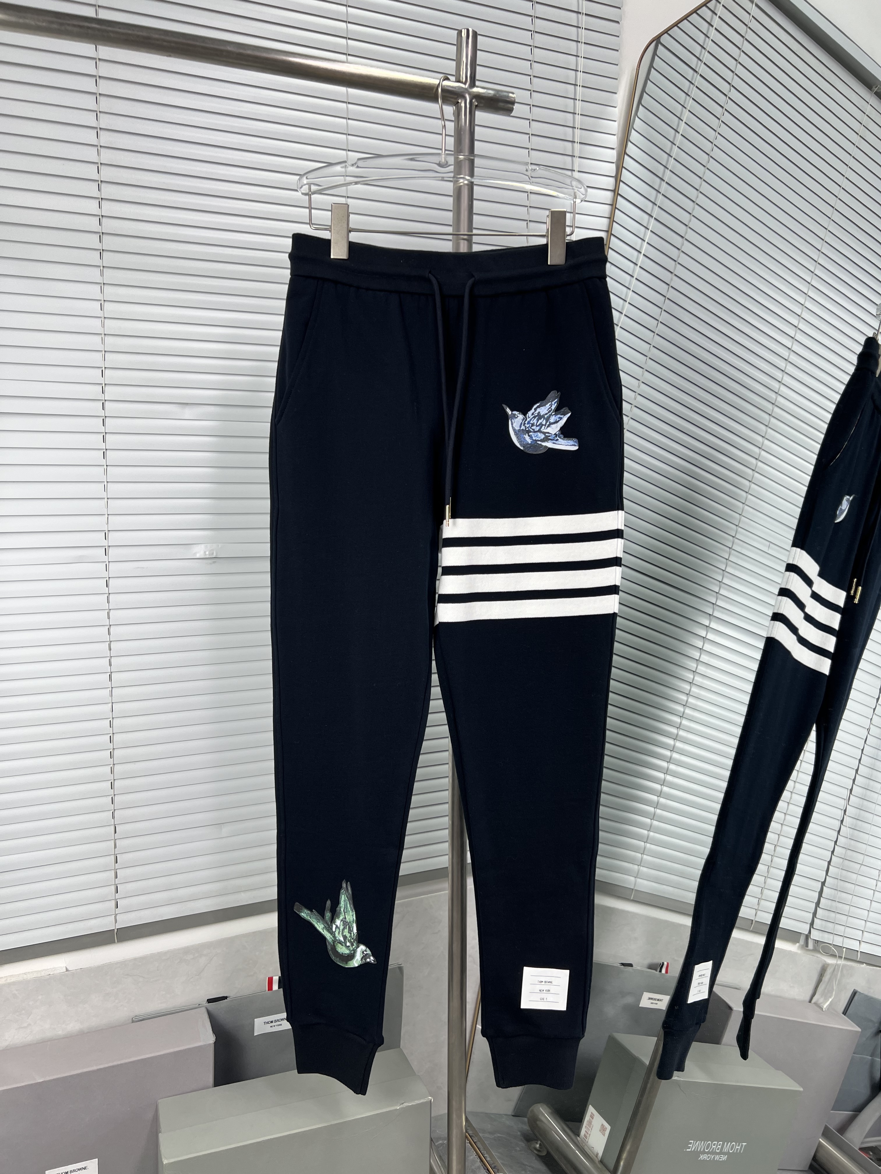 THOM BROWNE TB 톰브라운 자수 팬츠 바지 의류