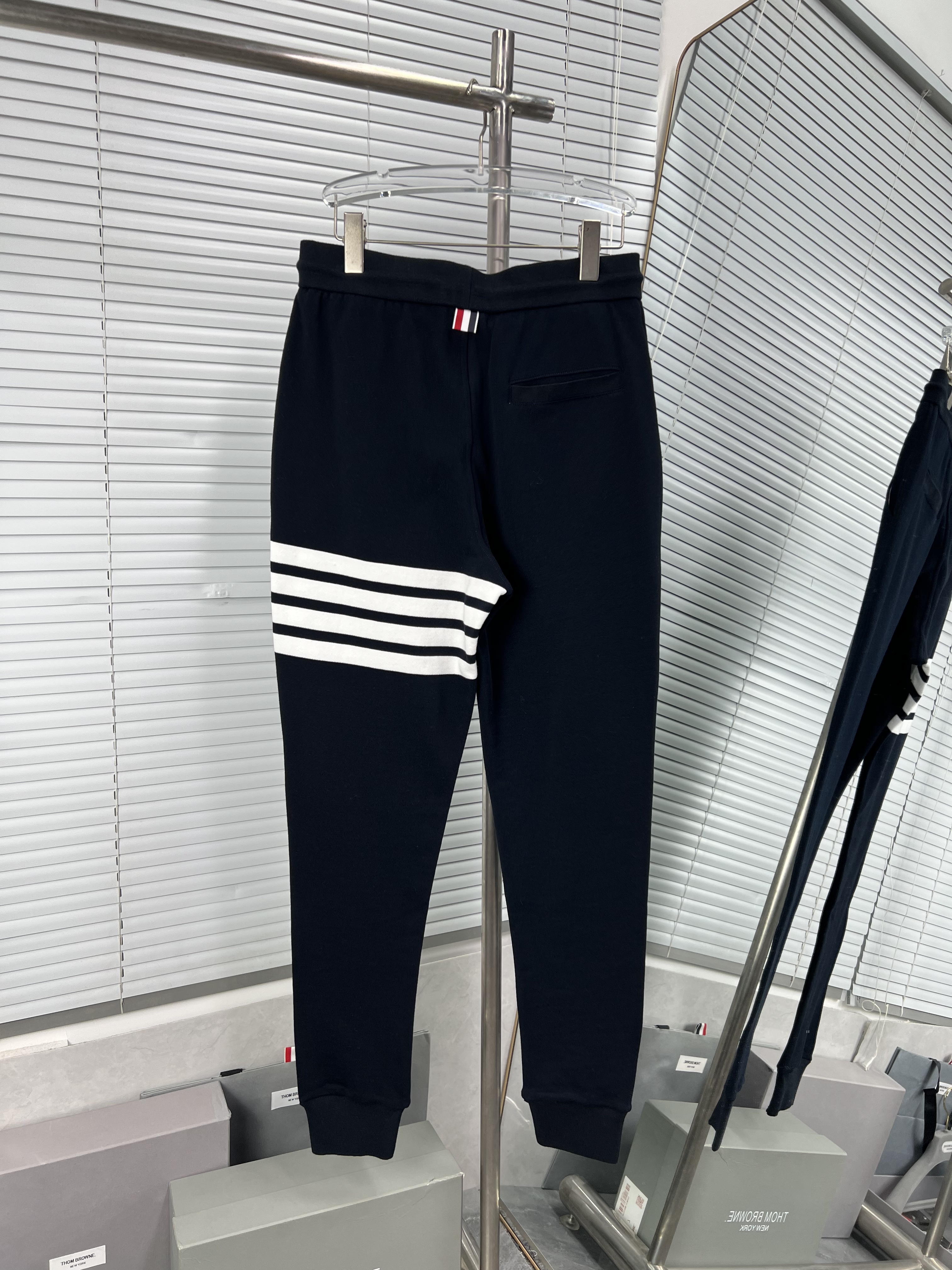 THOM BROWNE TB 톰브라운 자수 팬츠 바지 의류