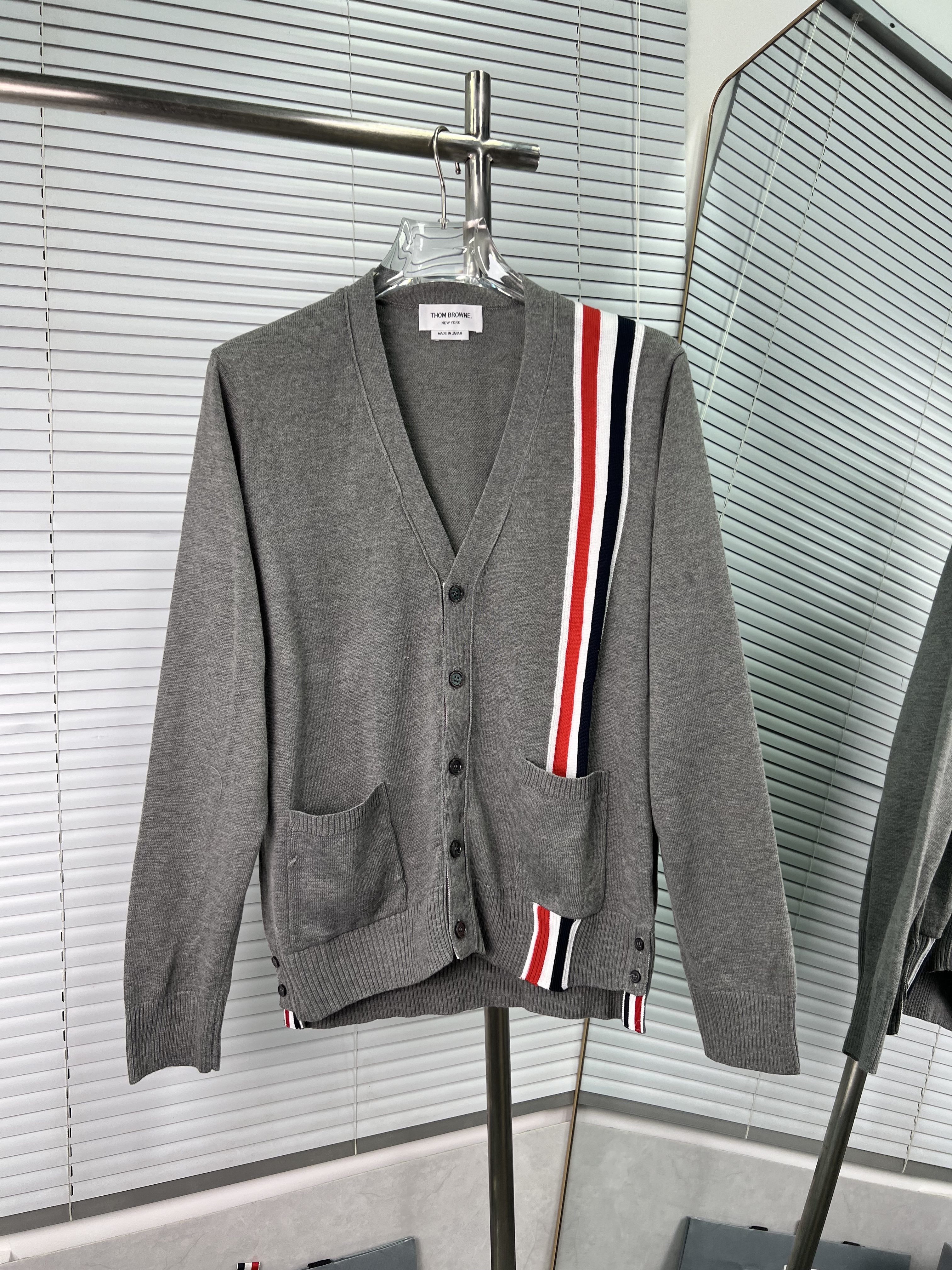 THOM BROWNE TB 톰브라운 삼색 세로 줄무늬 V넥 가디건 자켓 의류