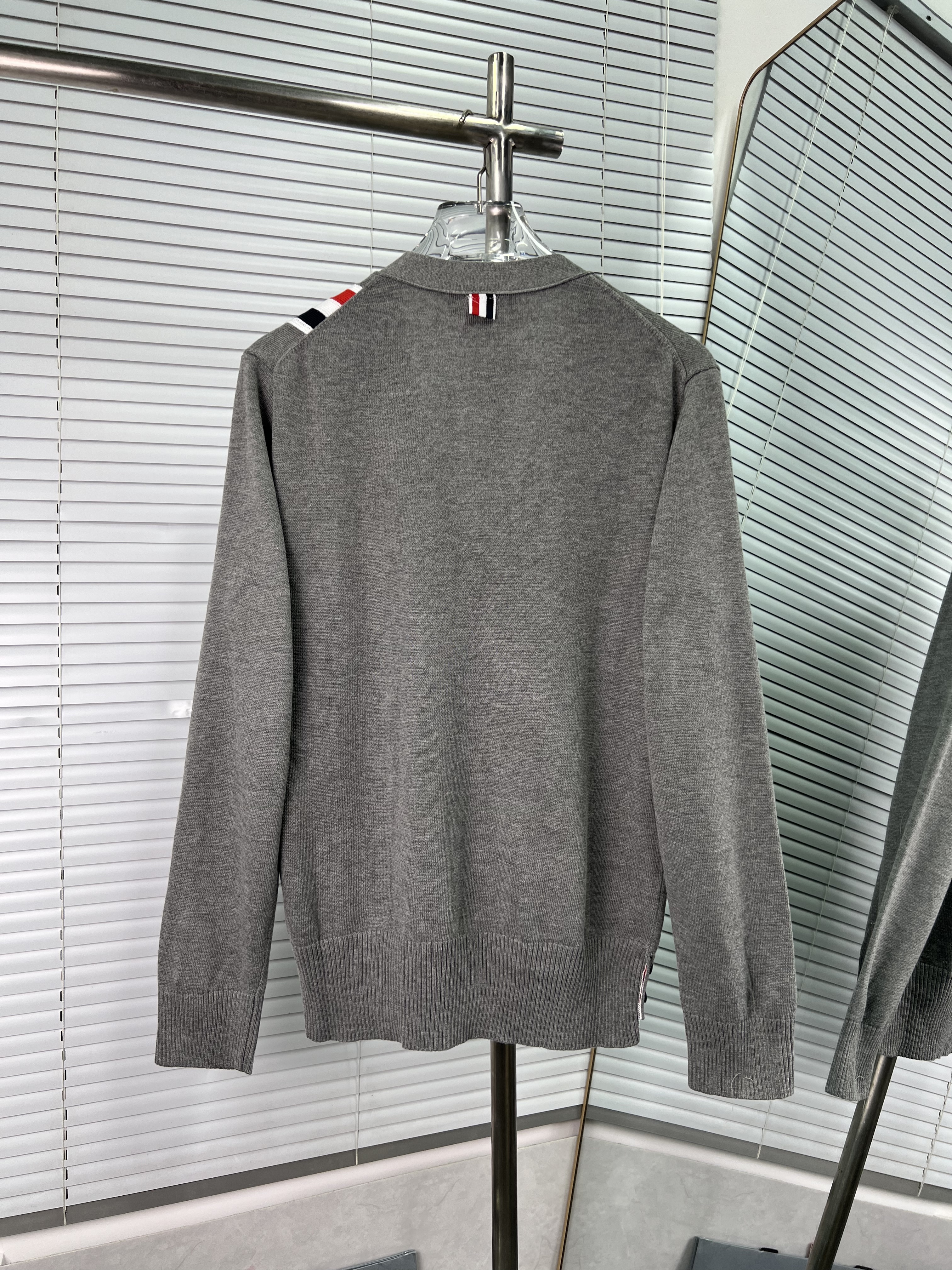 THOM BROWNE TB 톰브라운 삼색 세로 줄무늬 V넥 가디건 자켓 의류