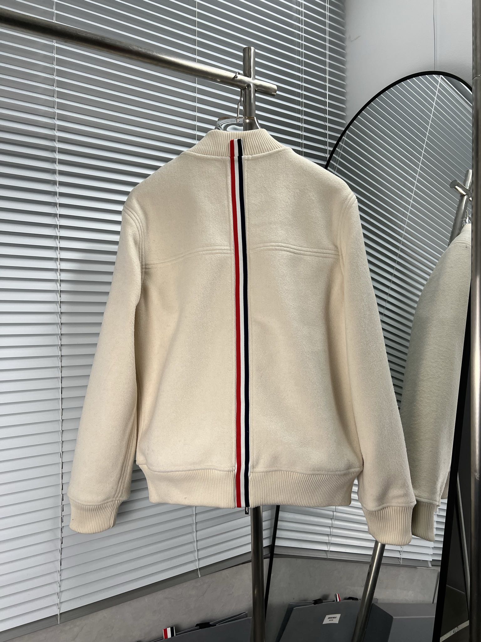 Thom Browne 톰브라 후면 리본 울 봄버 자켓 재킷 의류