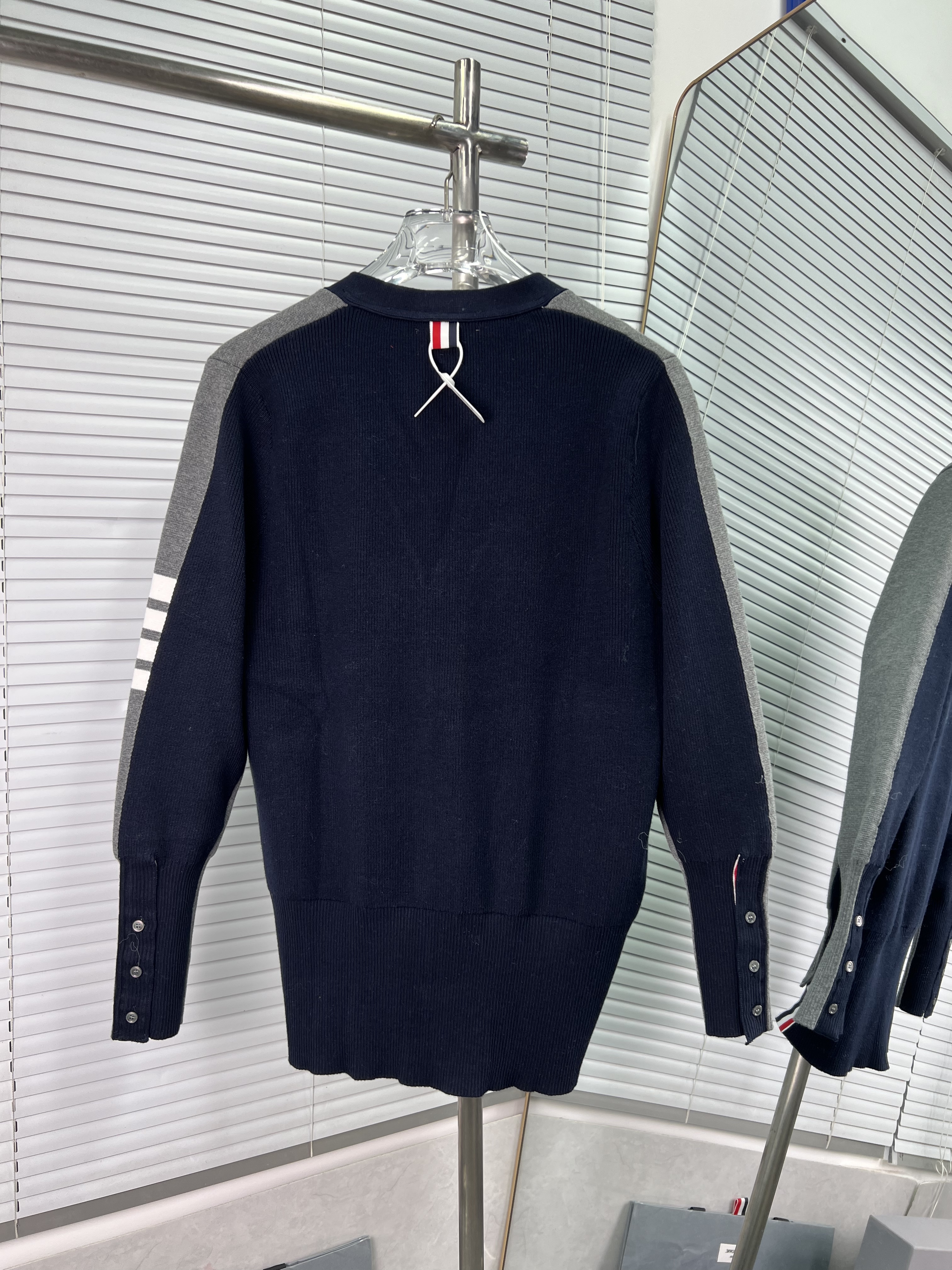 Thom Browne 톰브라운 전후 배색 V넥 가디건 의류