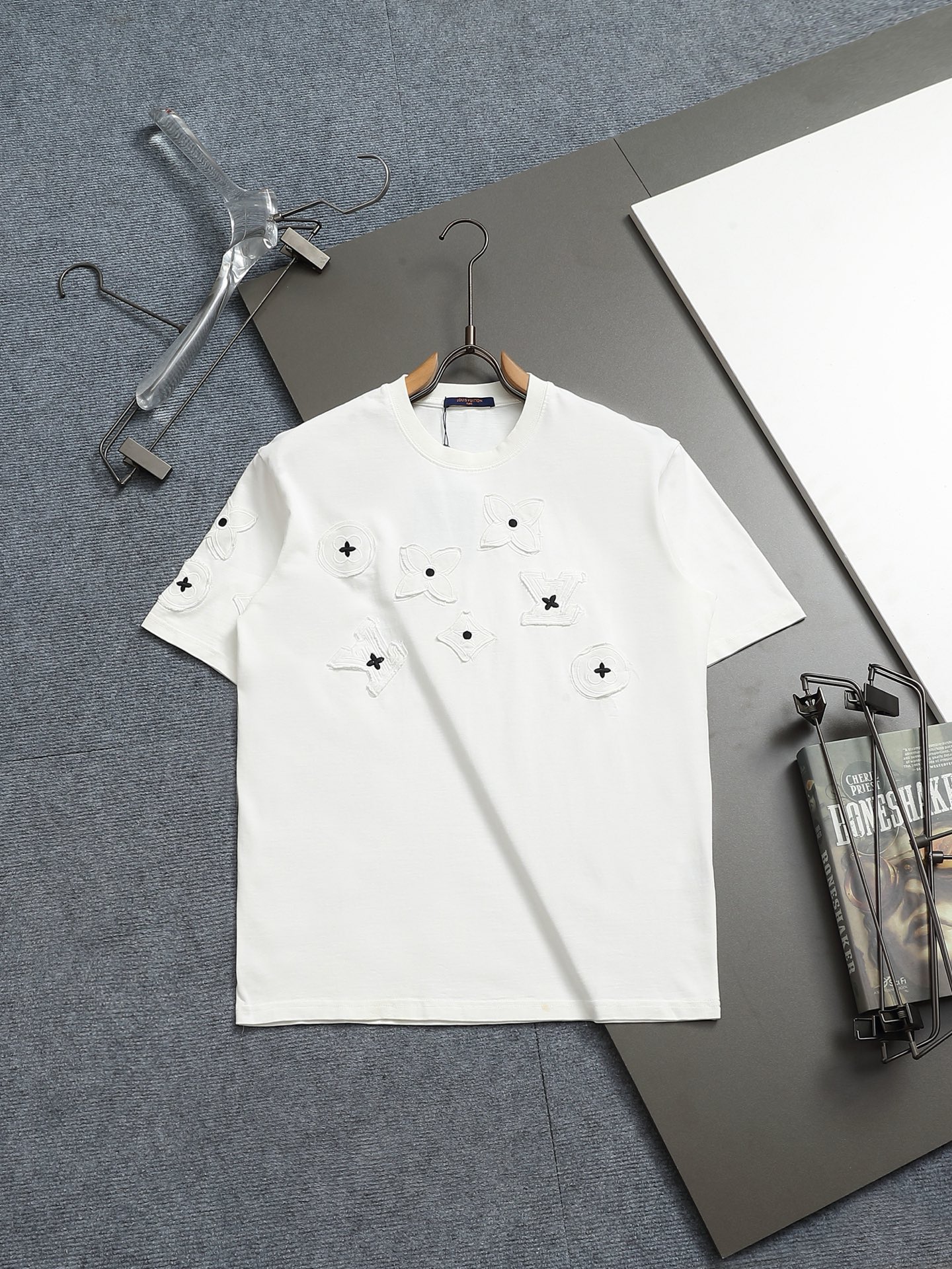 Louis Vuitton LV 루이비통 클래식 로고 패치 자수 반팔 티셔츠 의류