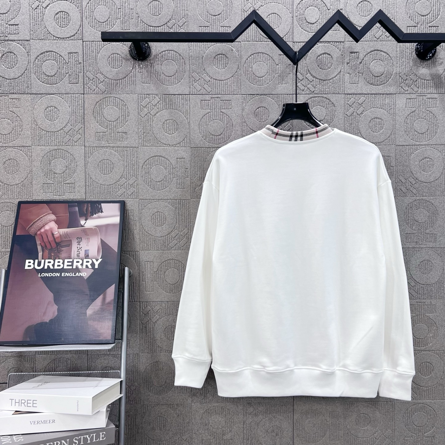 Burberry 버버리 레터링 로고 미니 자수 크루넥 맨투맨 티셔츠 의류