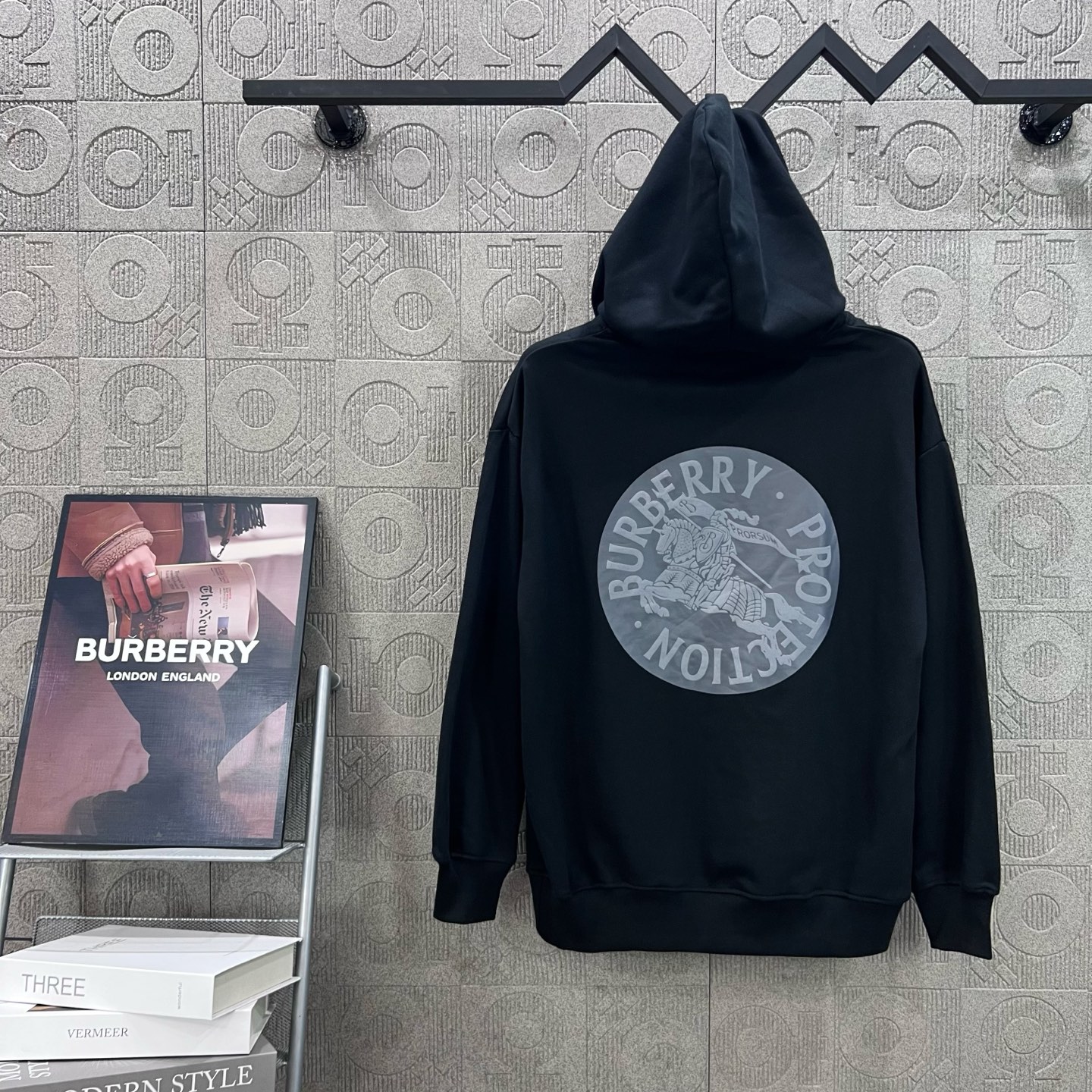 Burberry 버버리 전면 마크 미니 로고 자수 & 후면 말 발포 프린트 후드티 맨투맨 티셔츠 의류