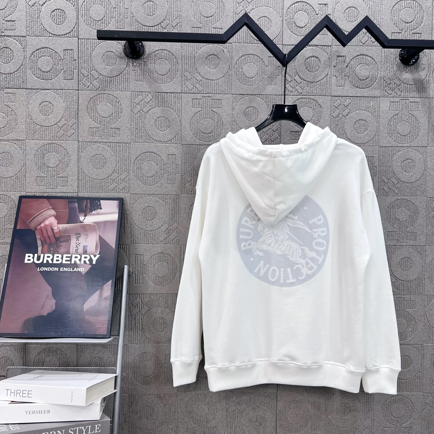 Burberry 버버리 전면 마크 미니 로고 자수 & 후면 말 발포 프린트 후드티 맨투맨 티셔츠 의류