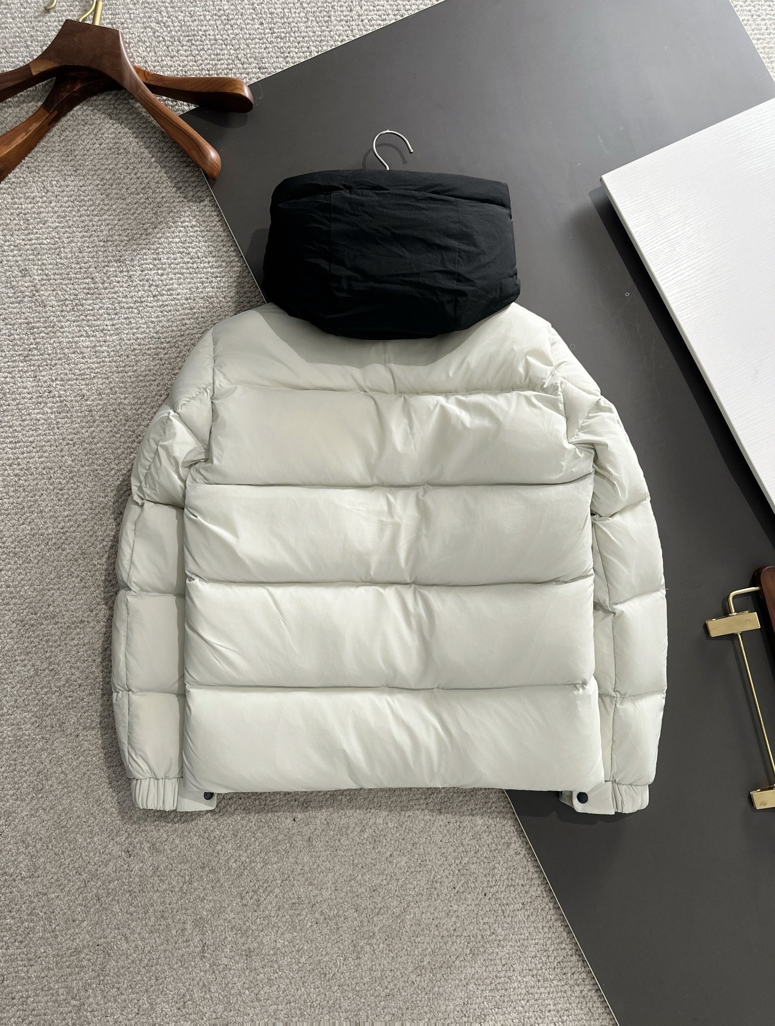 MONCLER 몽클레어 몽클레르 블랙워리어 패딩 점퍼 의류 (화이트)