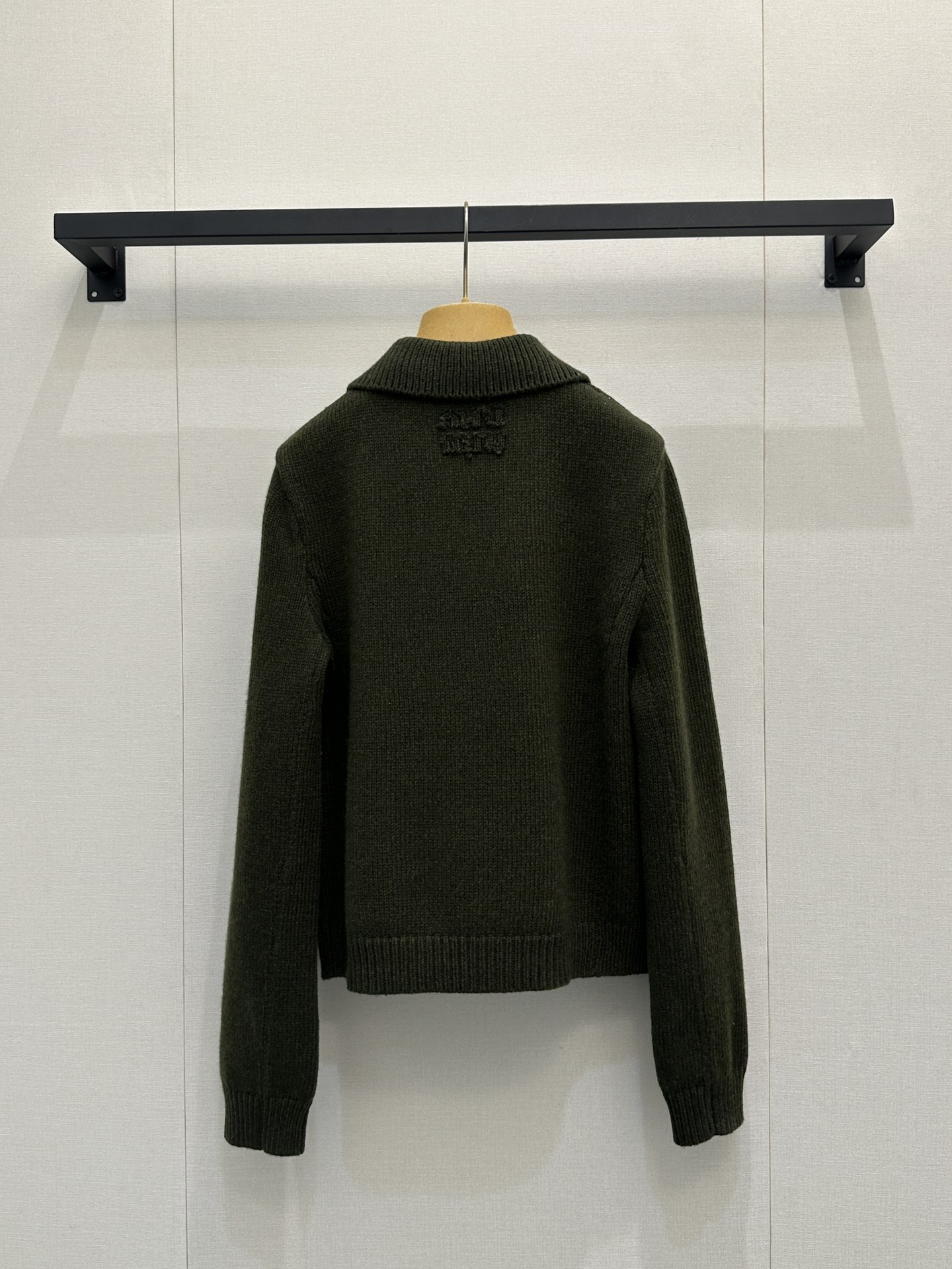 miumiu 미우미우 후면 로고 레터링 카라 니트 가디건 의류