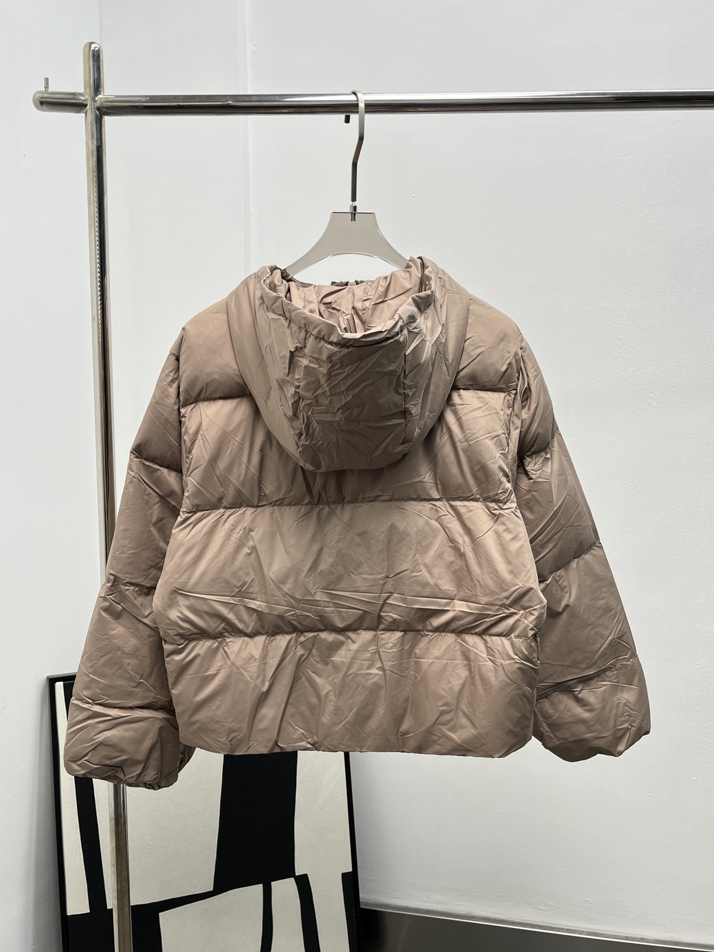 miumiu 미우미우 크림 아몬드 컬러 로고 패치 후드 패딩 점퍼 의류