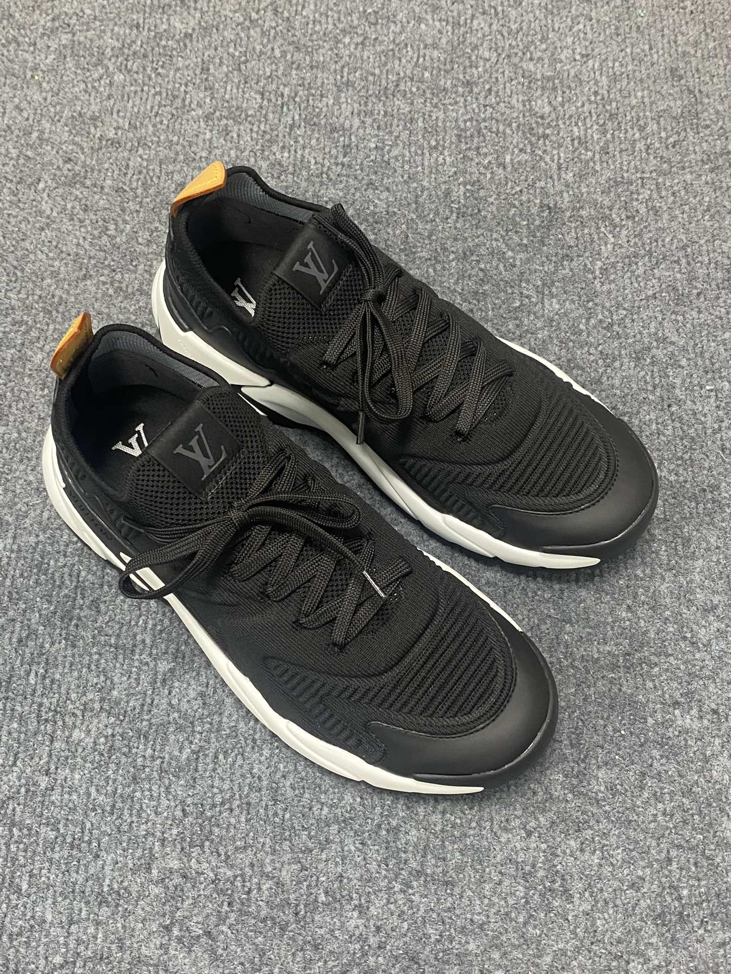 LV 루이비통 천연 소가죽 스니커즈 신발