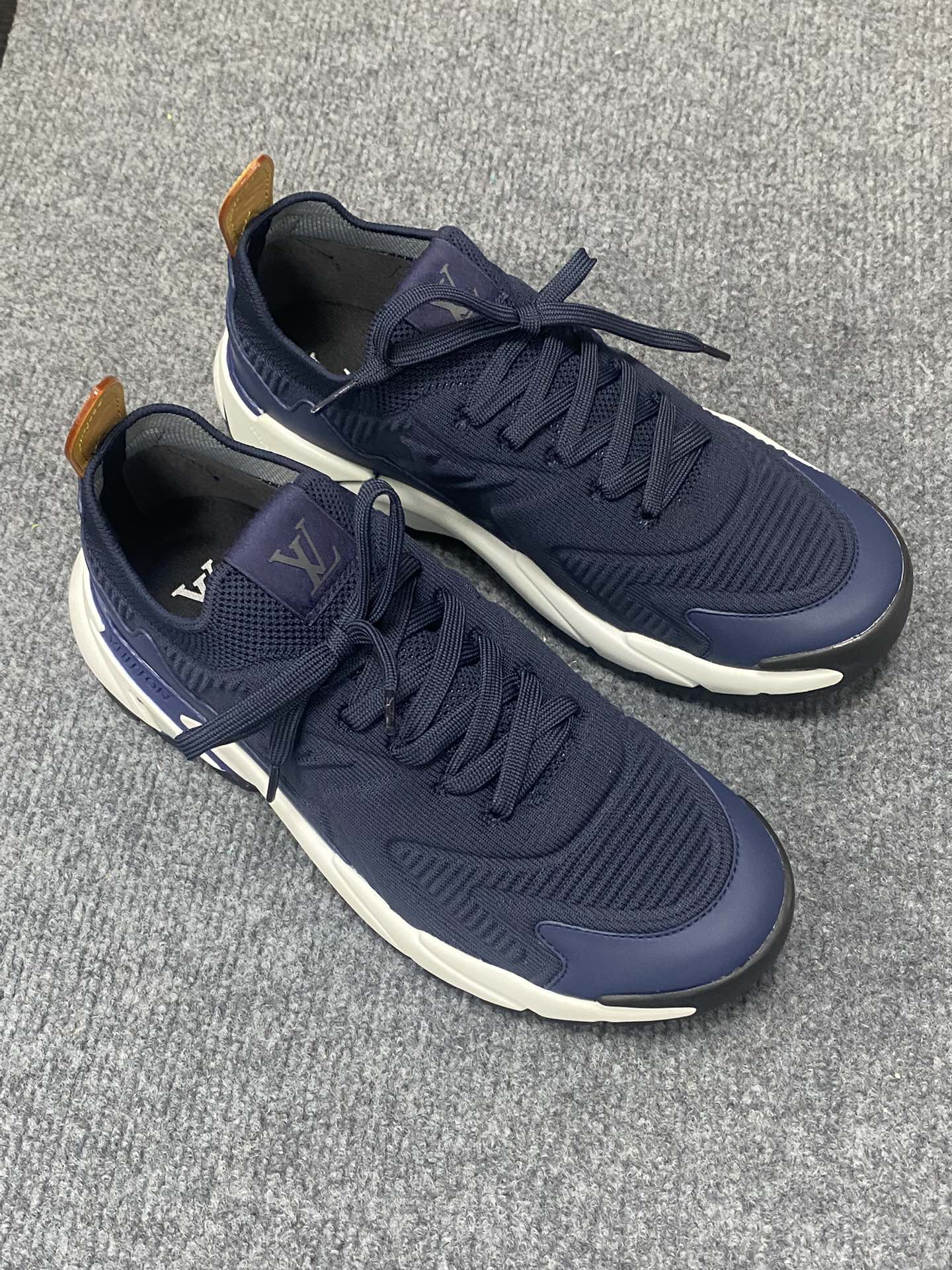 LV 루이비통 천연 소가죽 스니커즈 신발