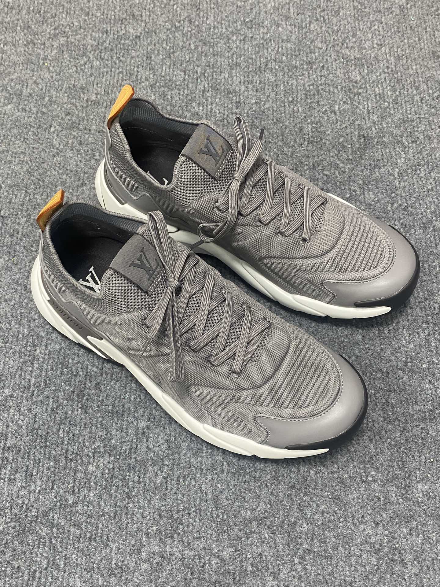 LV 루이비통 천연 소가죽 스니커즈 신발