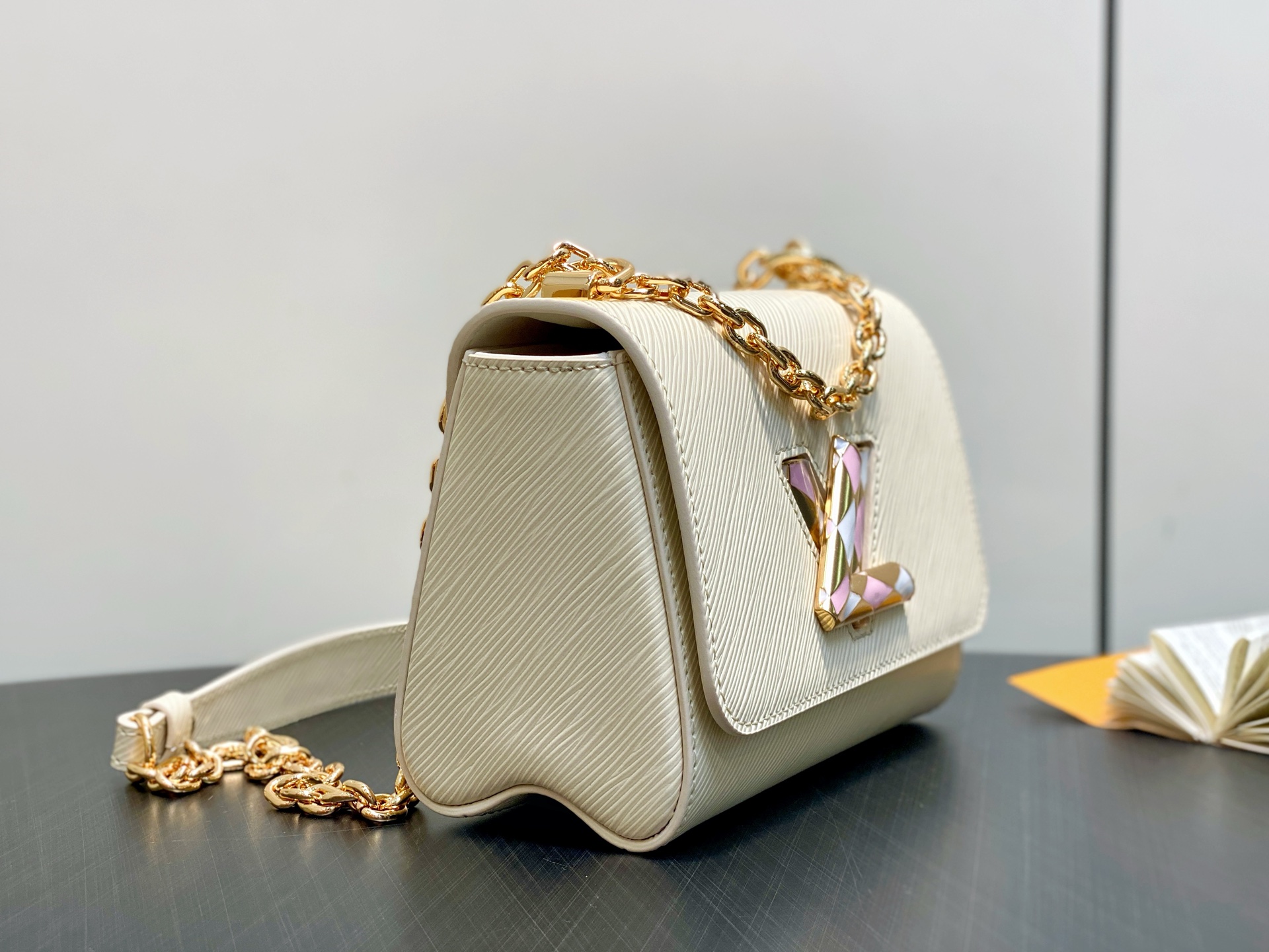 LV 루이비통 Twist 백 숄더백 체인백 가방 스몰 (M12507 / 아이보리)