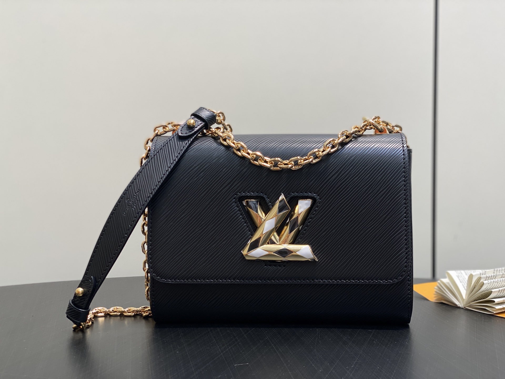 LV 루이비통 Twist 숄더백 체인백 가방 미디움 (M12506 / 블랙)