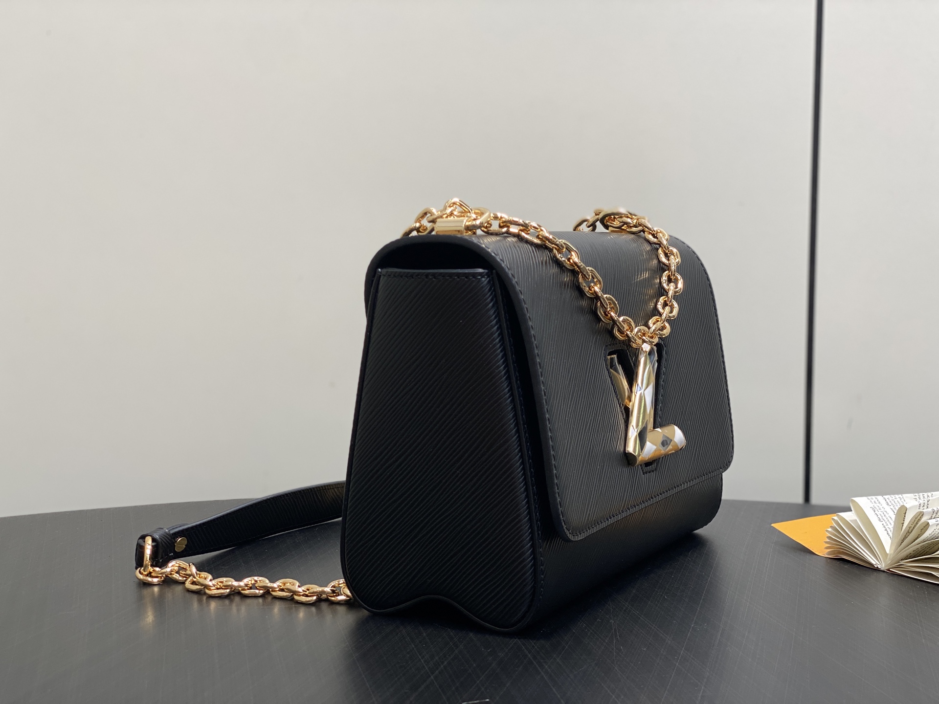 LV 루이비통 Twist 숄더백 체인백 가방 미디움 (M12506 / 블랙)