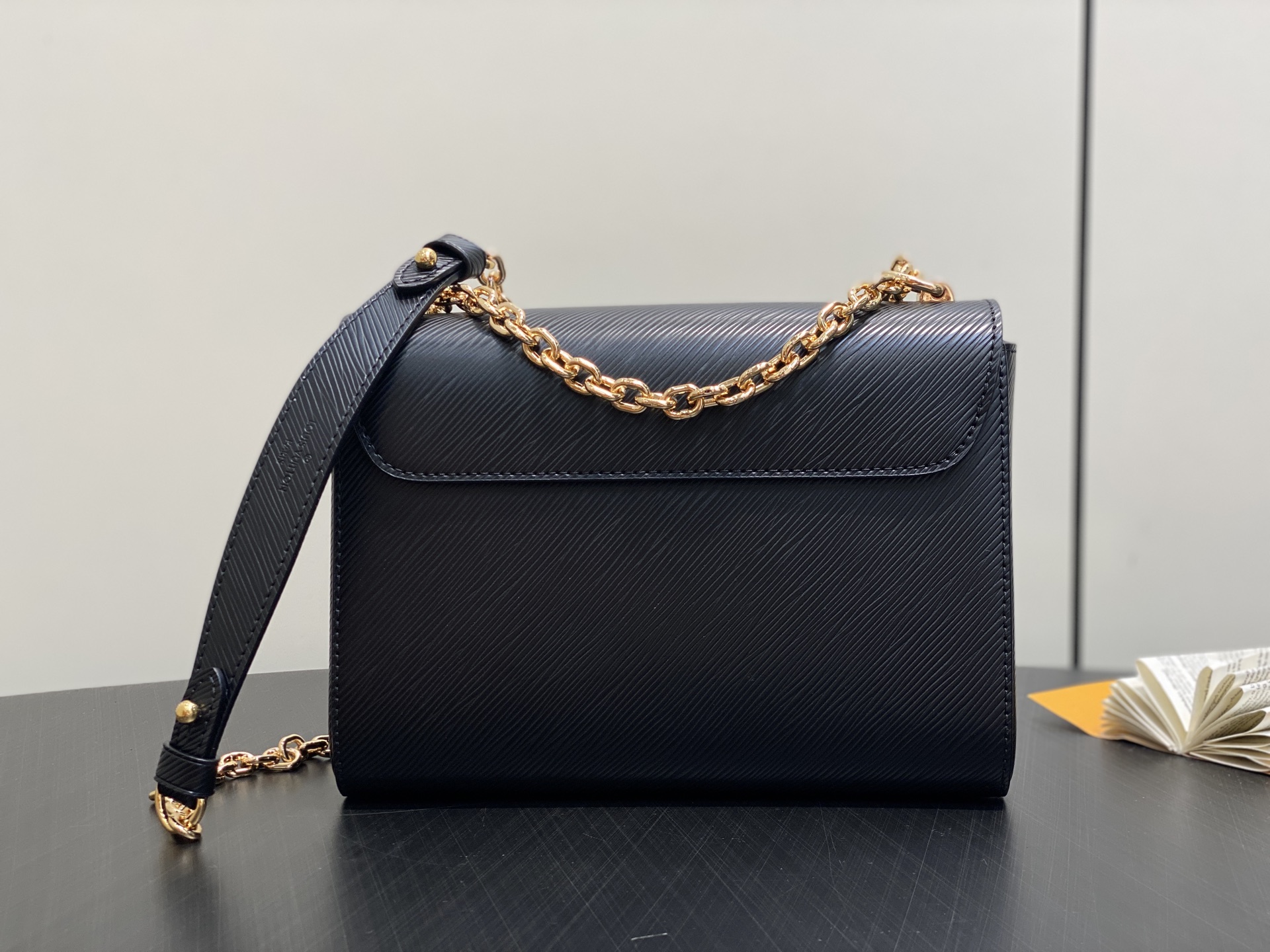 LV 루이비통 Twist 숄더백 체인백 가방 미디움 (M12506 / 블랙)