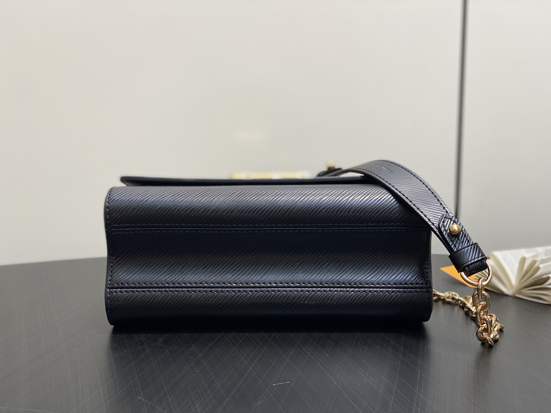 LV 루이비통 Twist 숄더백 체인백 가방 미디움 (M12506 / 블랙)