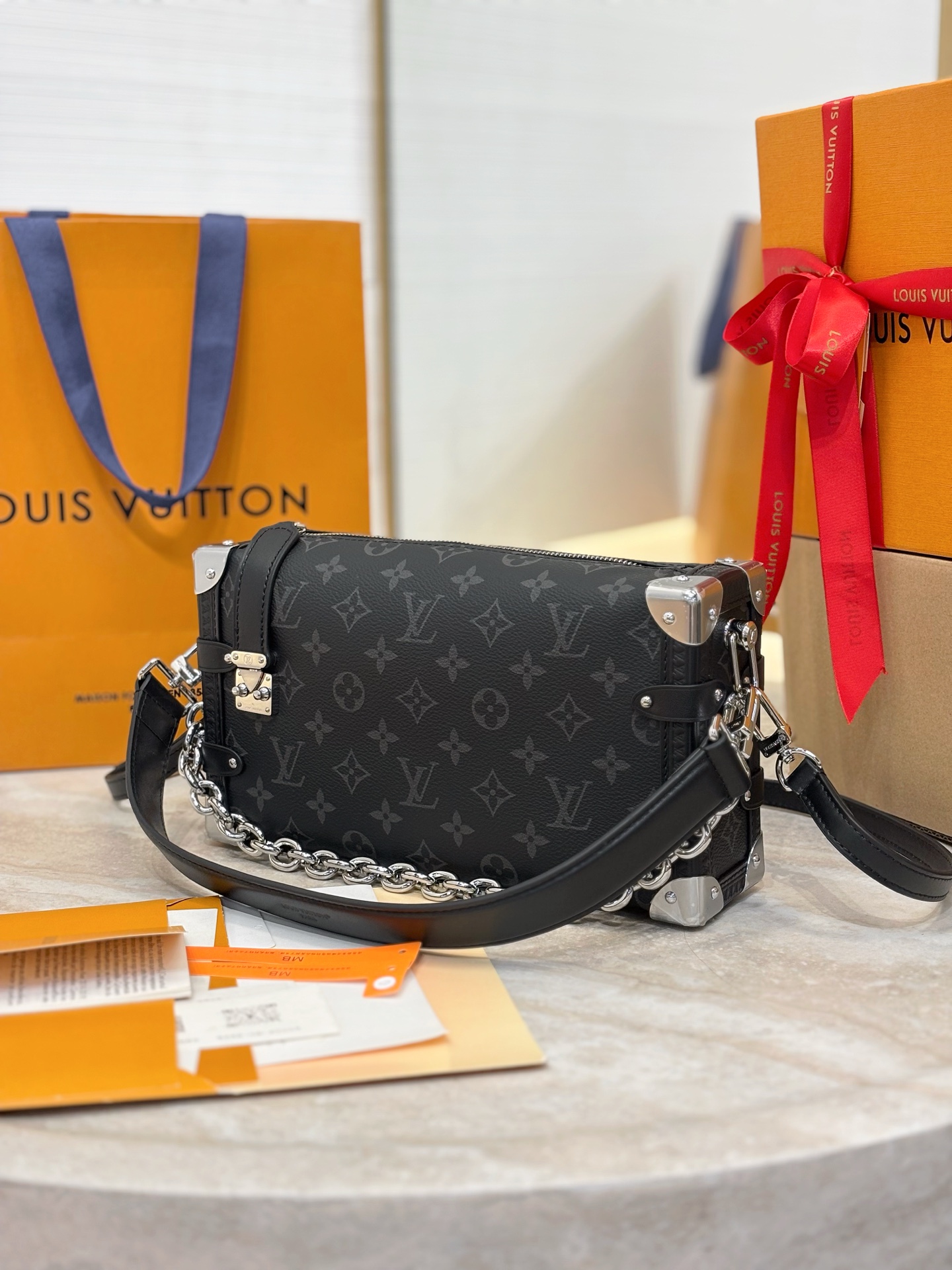 LV 루이비통 Side Trunk East West 크로스백 미디엄 (M26226 / 블랙 모노그램 에클립스)