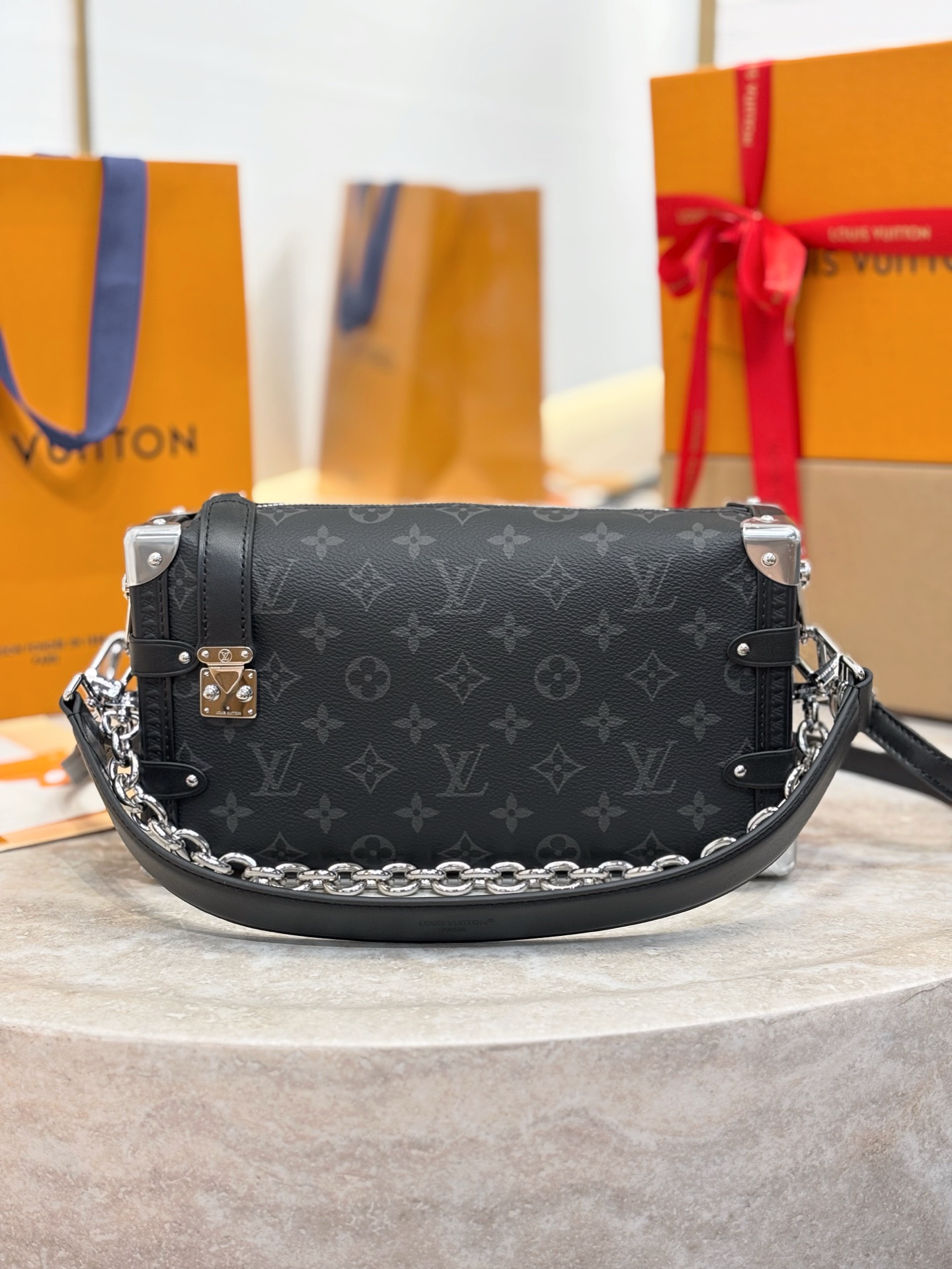 LV 루이비통 Side Trunk East West 크로스백 미디엄 (M26226 / 블랙 모노그램 에클립스)