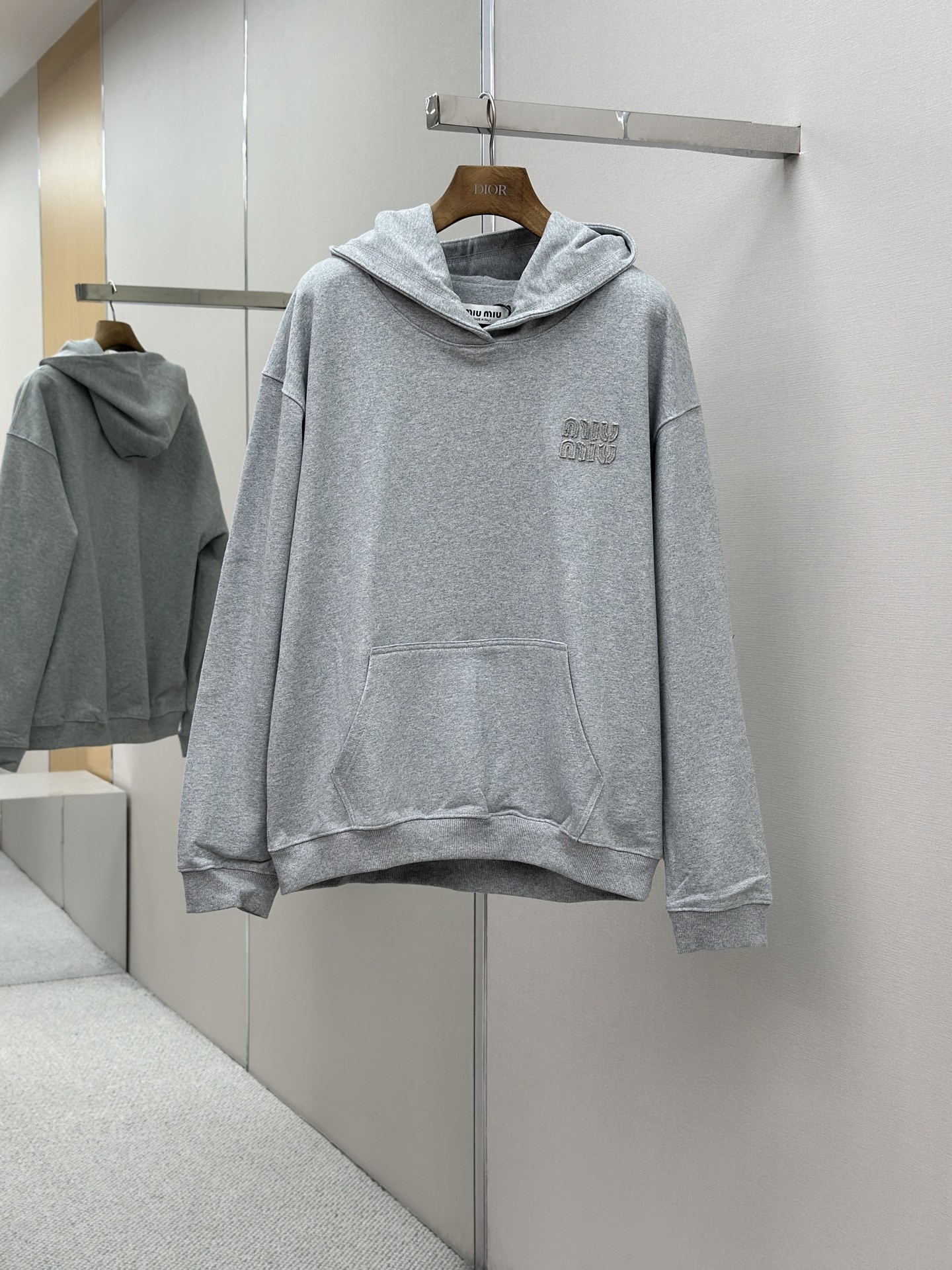 miumiu 미우미우 자수 로고 후드티 티셔츠 의류