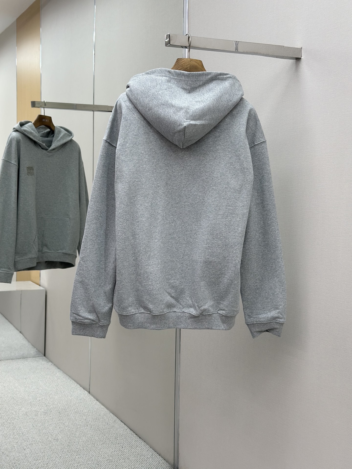 miumiu 미우미우 자수 로고 후드티 티셔츠 의류