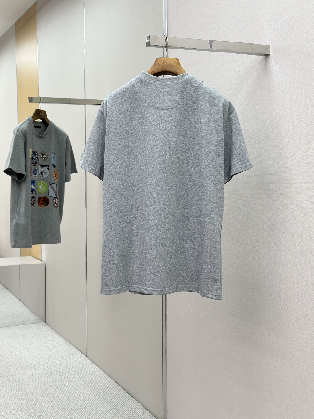 LOUIS VUITTON LV SKI 루이비통 슬리브 패치 반팔 티셔츠 의류