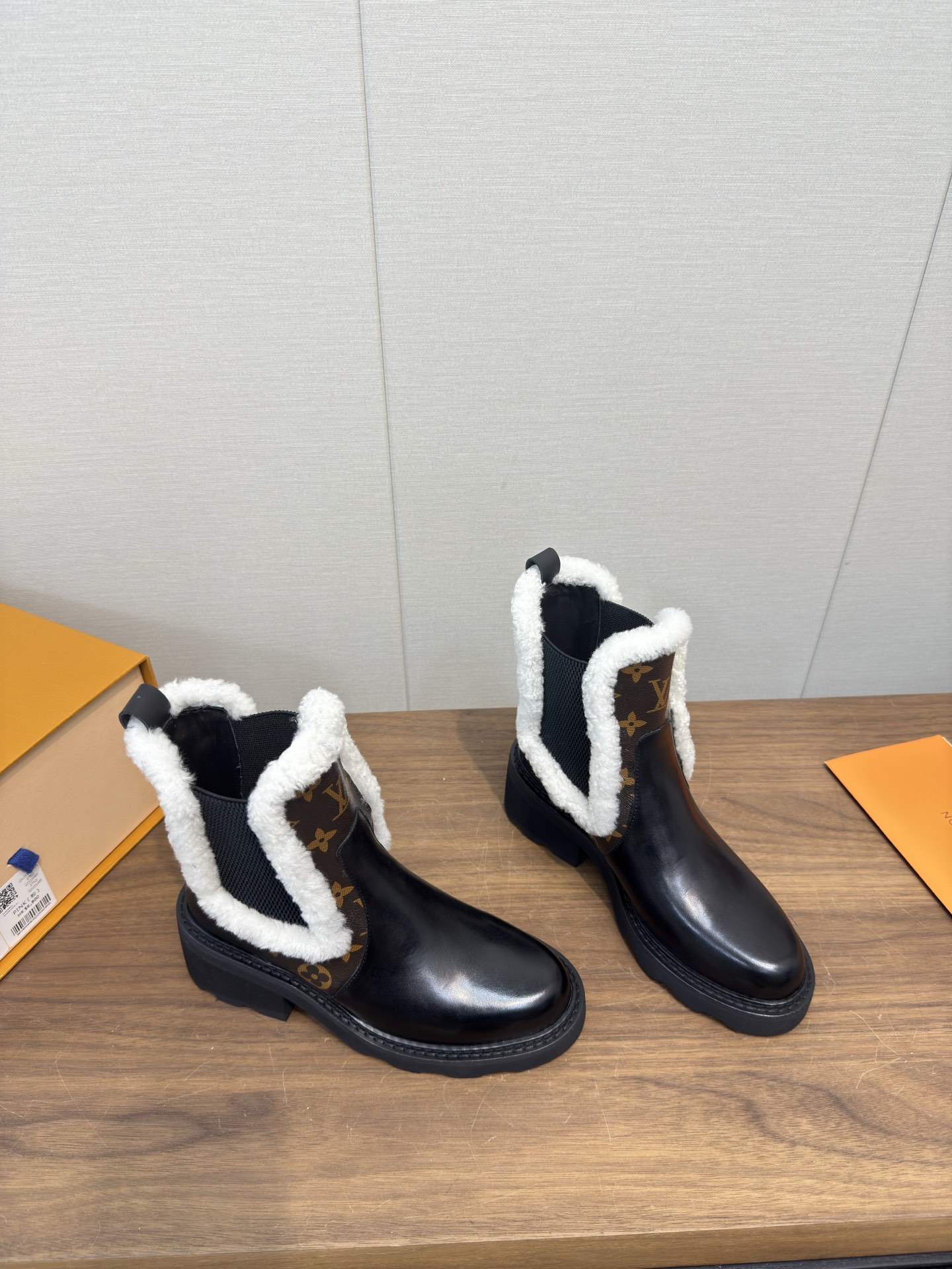Louis Vuitton LV 루이비통 마틴 부츠 신발 (양털 부츠 시리즈)