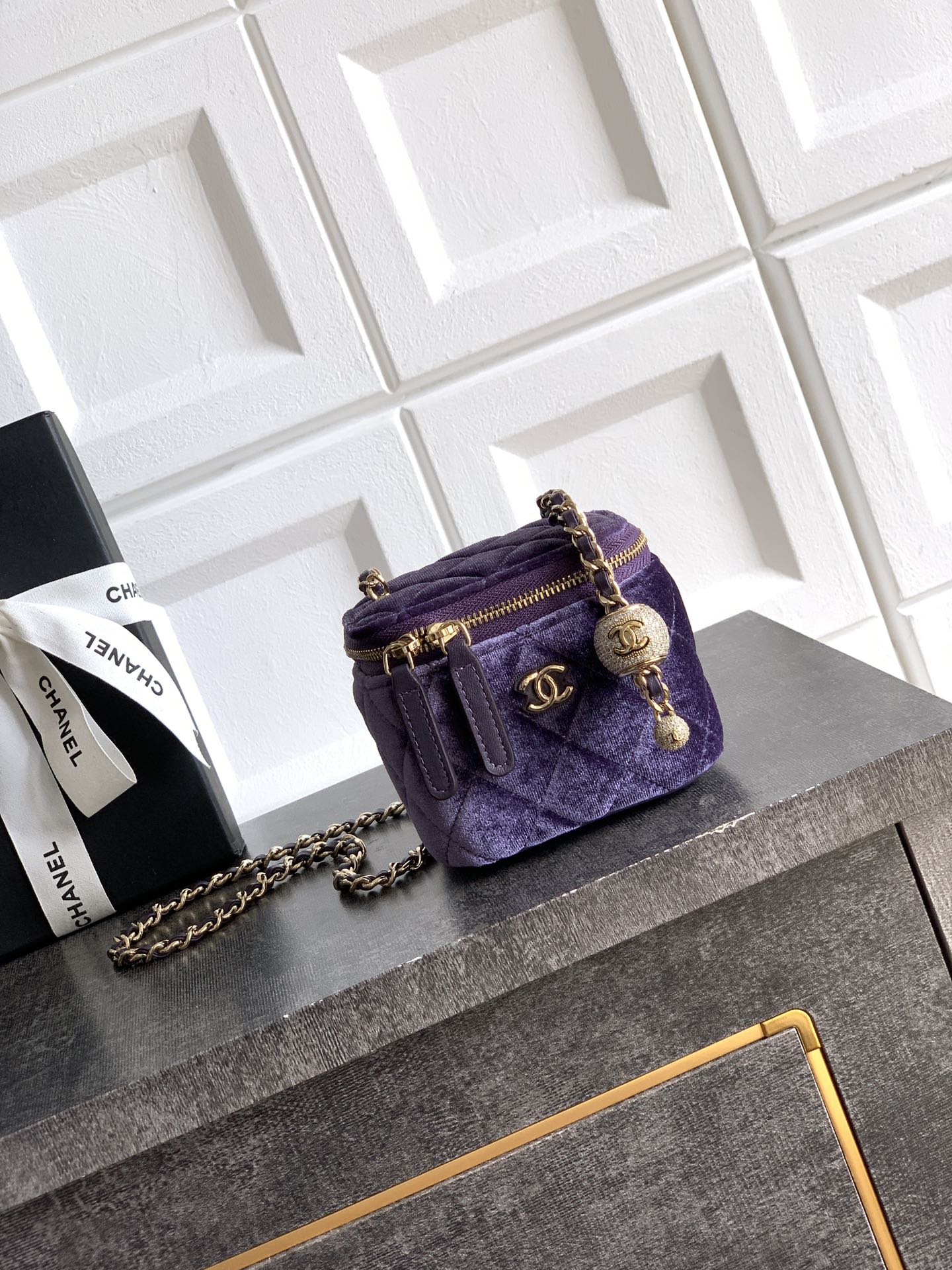 Chanel 샤넬 금속 볼 & 양가죽 미니 사각 숄더백 가방