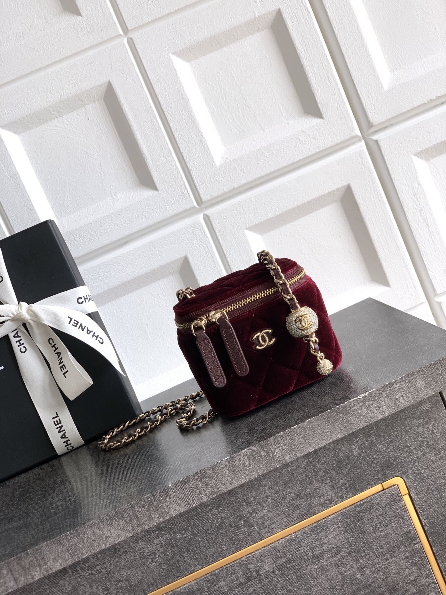 Chanel 샤넬 금속 볼 & 양가죽 미니 사각 숄더백 가방