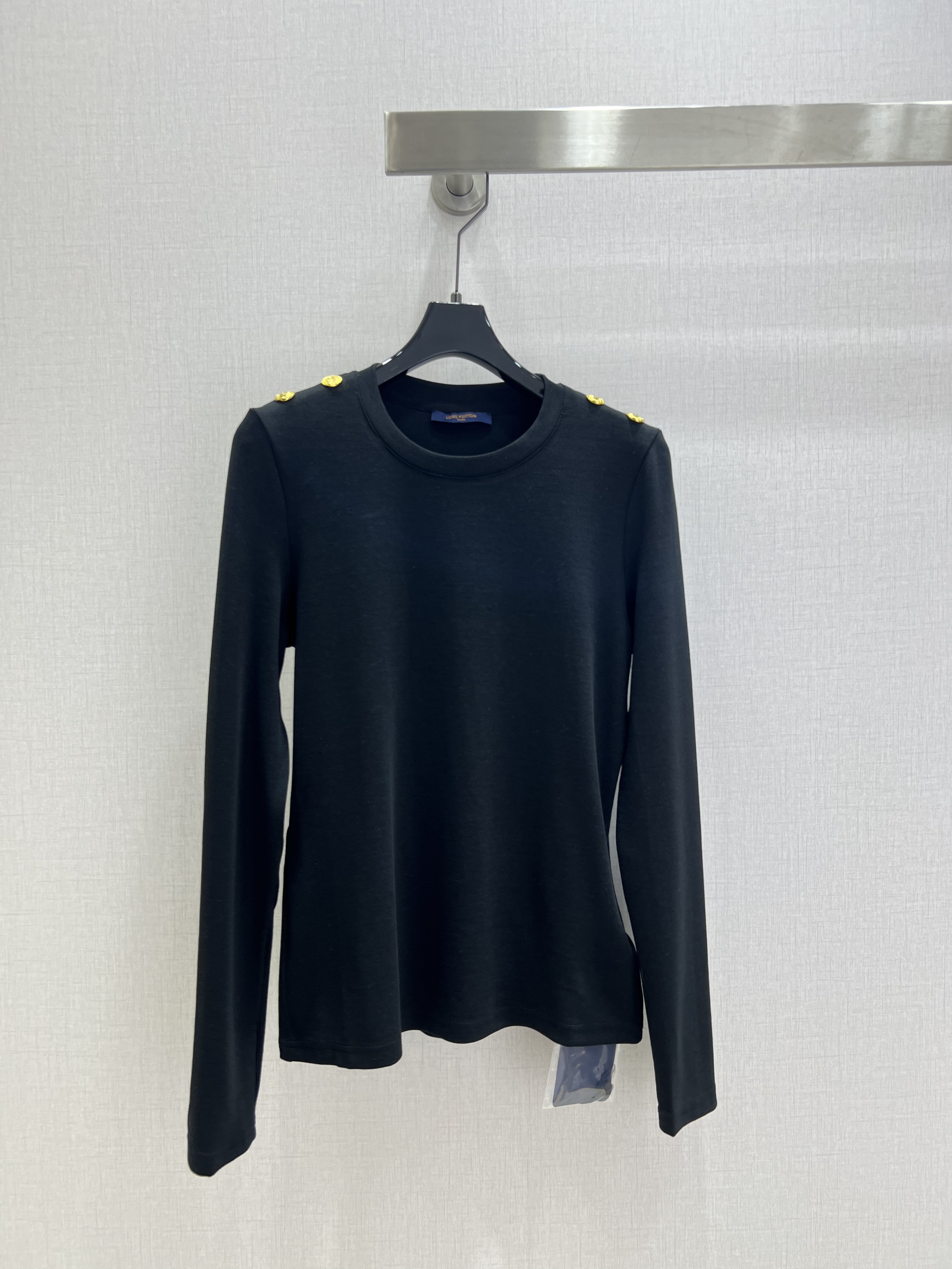 LV 루이비통 골드 버튼 라운드넥 긴팔 이너 티셔츠 의류