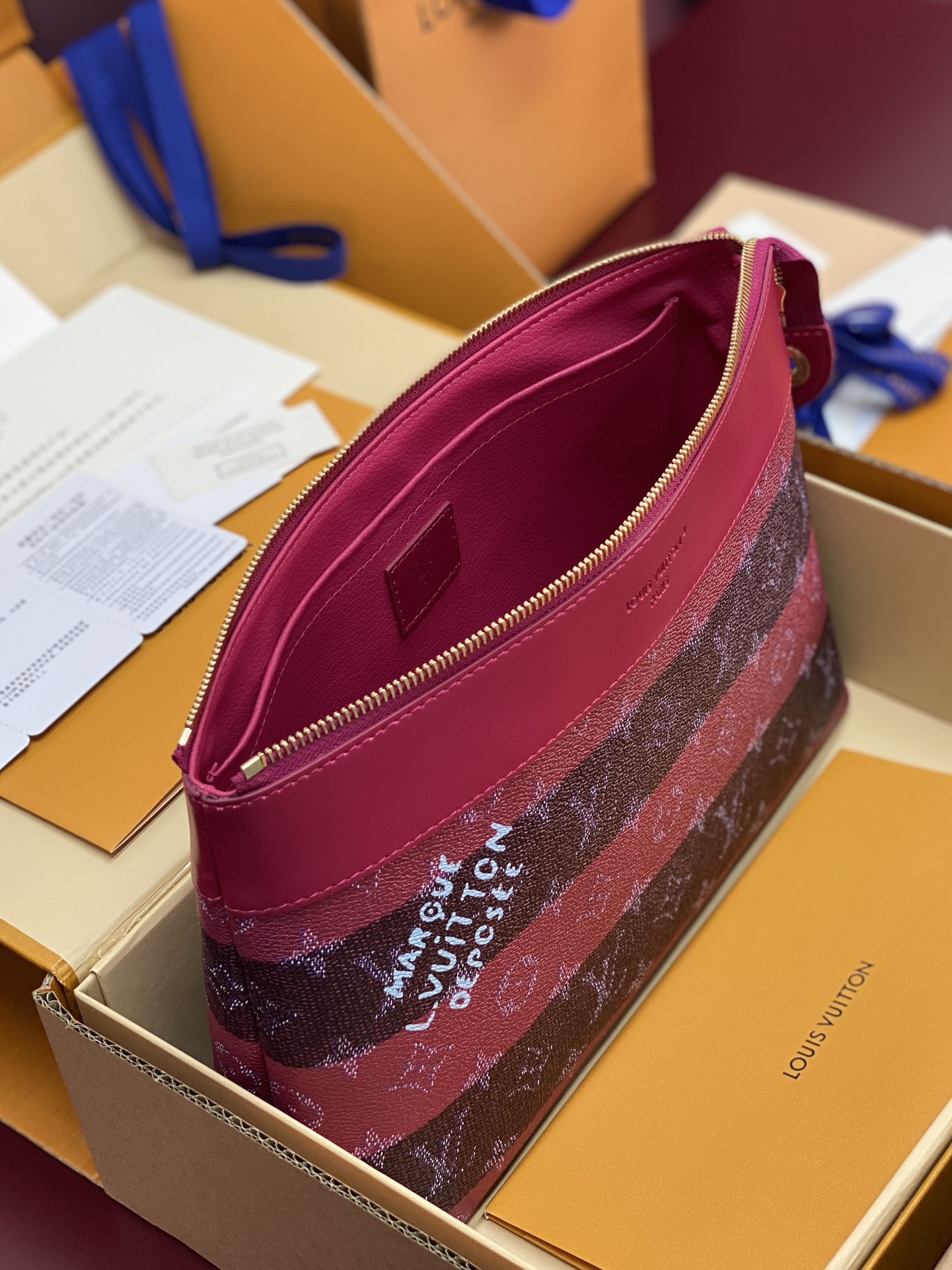 LV 루이비통 M11545 퍼플 스트라이프 Pochette Voyage Souple 클러치백 가방