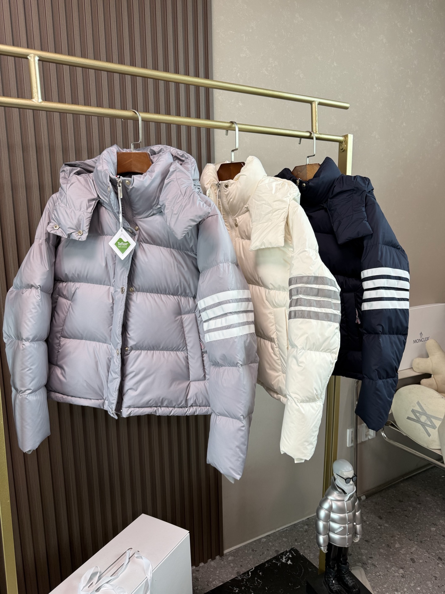 Thom Browne 톰브라운 뉴라벨 90% 화이트덕다운 패딩 점퍼 의류  퀼팅 디자인의 미니 패딩  후드 + 시그니처 스트라이프 소매 포인트  가볍고 포근한 90% 백다운, 볼륨감은 살리고 부해 보임은 최소화  겨울 데일리로 편하게 입기 좋은 릴랙스 실루엣  색상: 화이트 / 그레이 / 네이비  사이즈: S–L  ㅡ  #의류