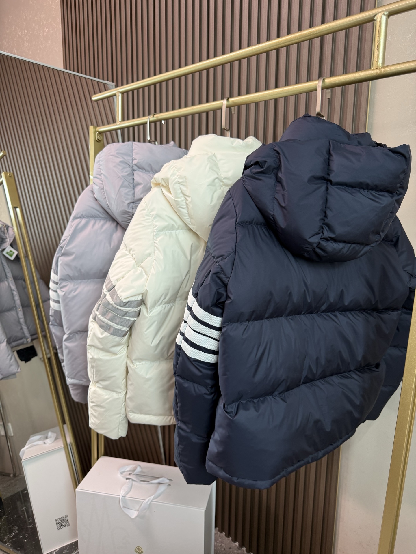 Thom Browne 톰브라운 뉴라벨 90% 화이트덕다운 패딩 점퍼 의류  퀼팅 디자인의 미니 패딩  후드 + 시그니처 스트라이프 소매 포인트  가볍고 포근한 90% 백다운, 볼륨감은 살리고 부해 보임은 최소화  겨울 데일리로 편하게 입기 좋은 릴랙스 실루엣  색상: 화이트 / 그레이 / 네이비  사이즈: S–L  ㅡ  #의류