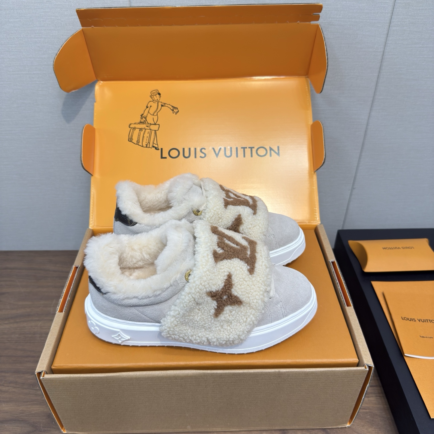 LV Time Out 루이비통 퍼 스니커즈 신발