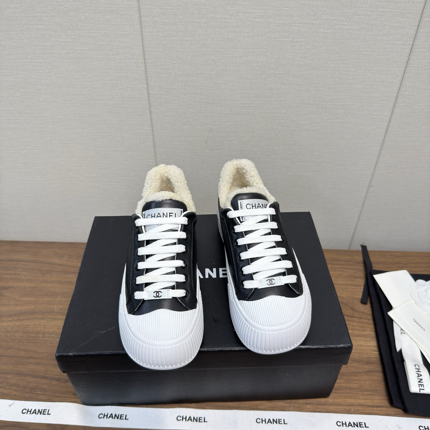 Chanel 샤넬 빅토 퍼 스니커즈