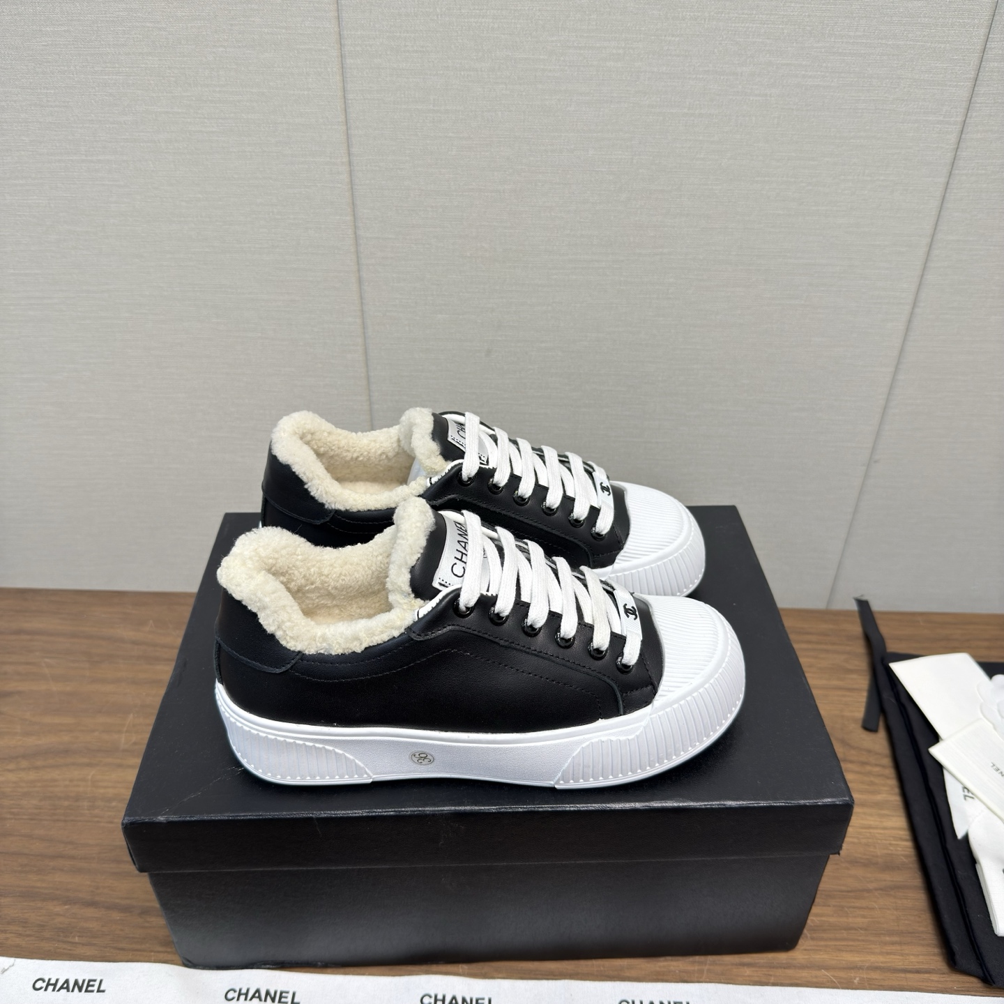 Chanel 샤넬 빅토 퍼 스니커즈