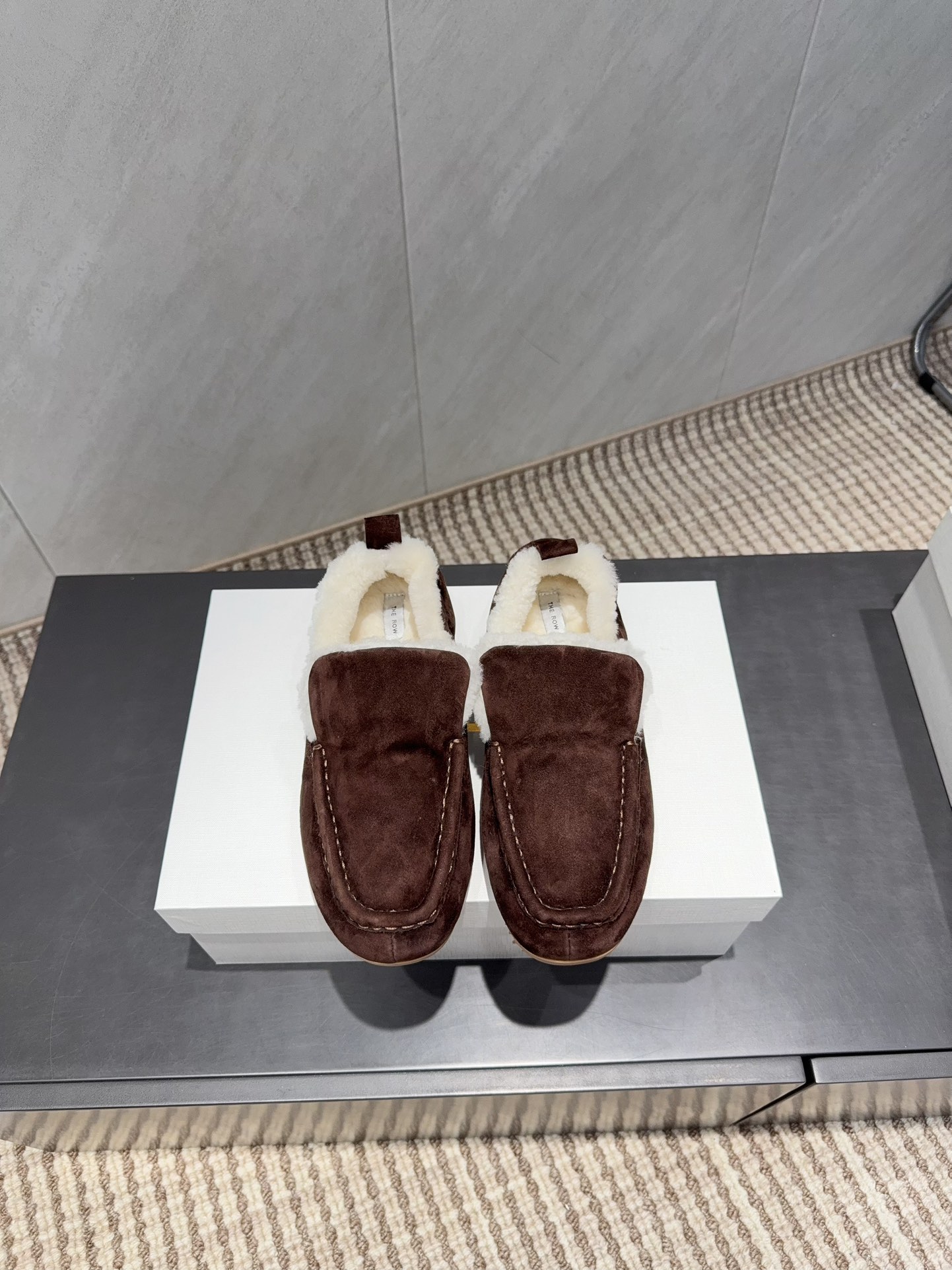 THE ROW 더 로우 모직 시어링 털 라운드 퍼 플랫 로퍼 신발