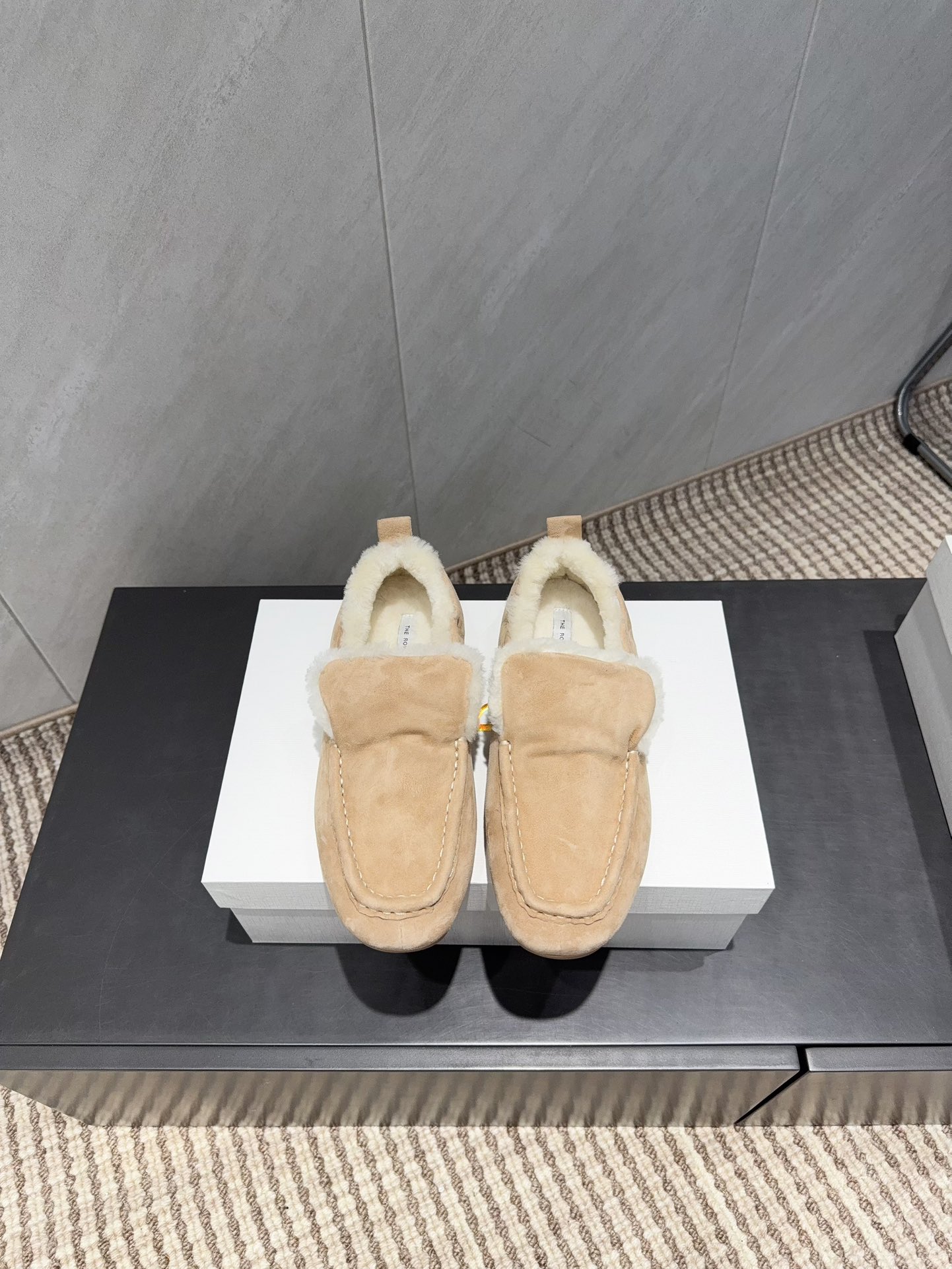 THE ROW 더 로우 모직 시어링 털 라운드 퍼 플랫 로퍼 신발