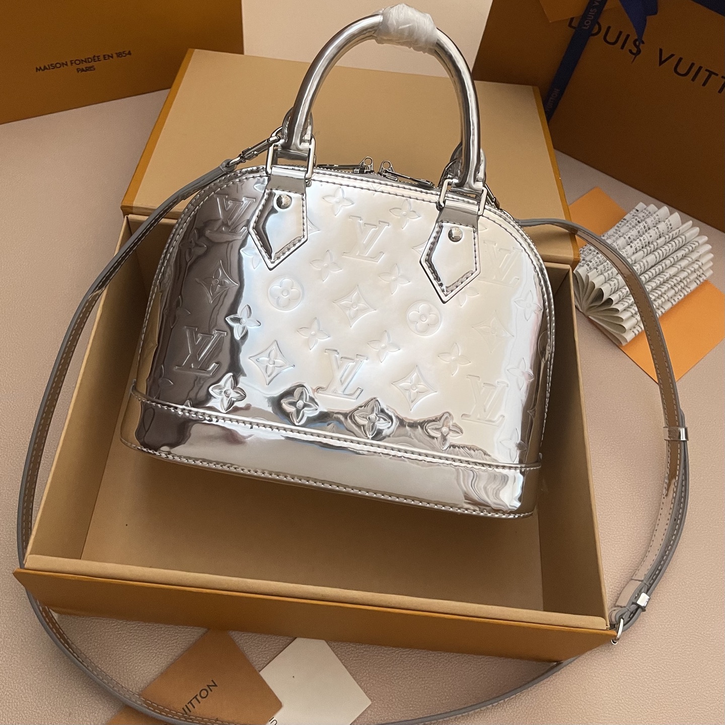 LV M26335(실버) / M27037(로즈골드) Alma BB 루이비통 쉘 백 핸드백 가방