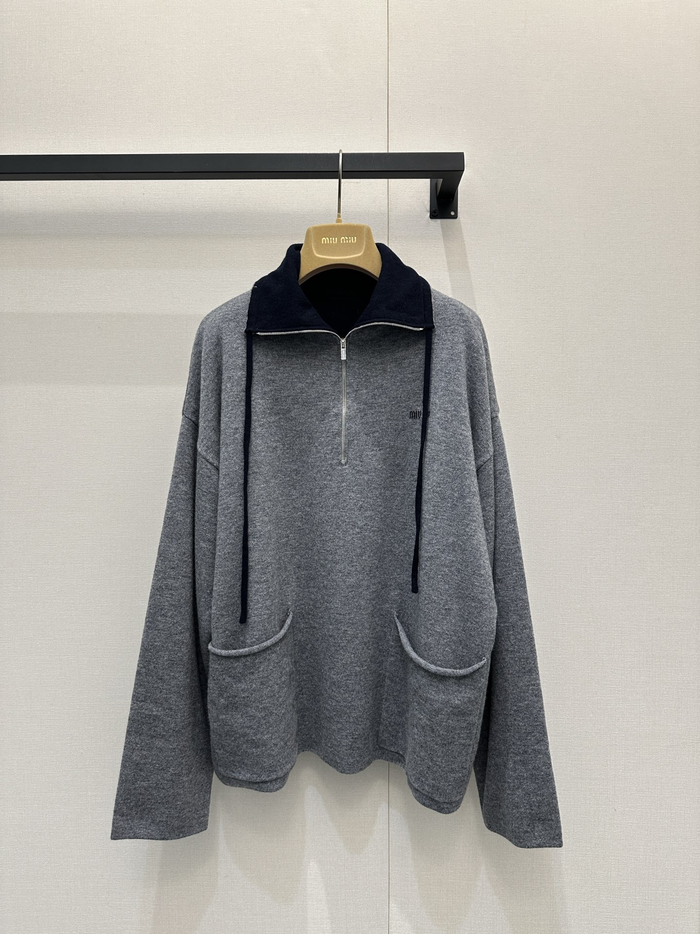 miumiu 미우미우 그레이 톤 캐시미어 하프 지퍼 집업 니트 의류